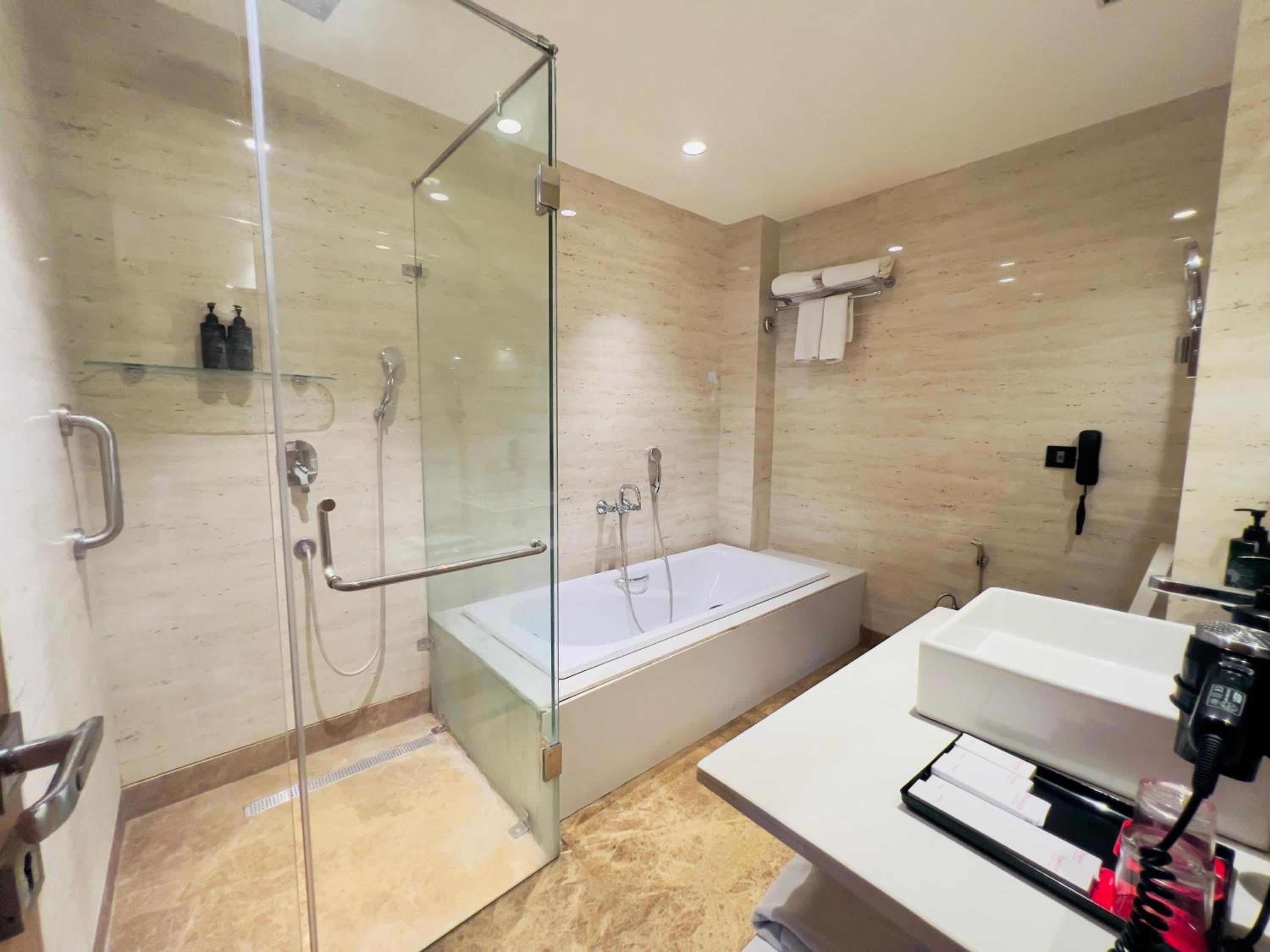 King Suite Non-Smoking Room - Photo 6