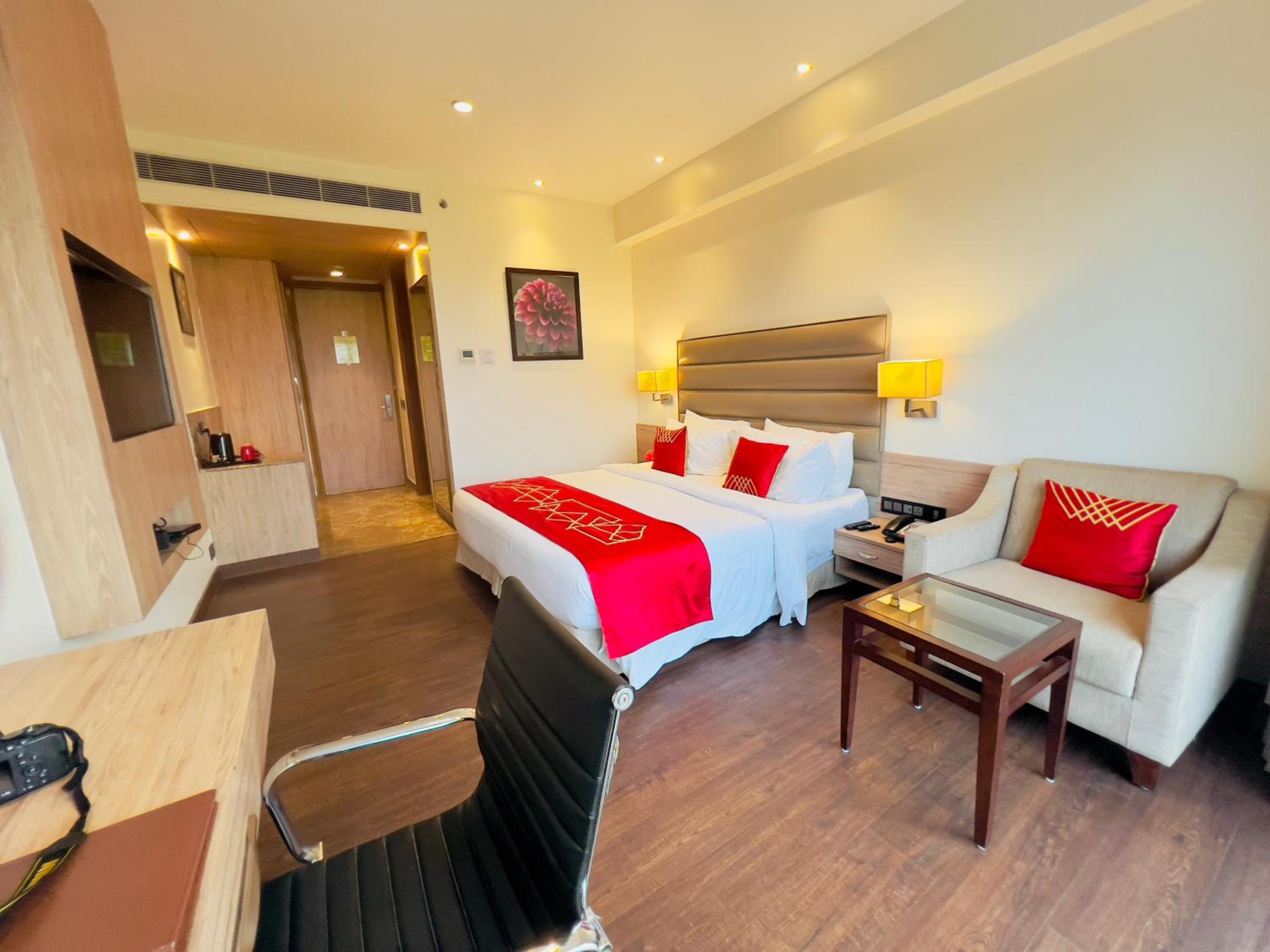 Deluxe King Non-Smoking Room - Photo 9