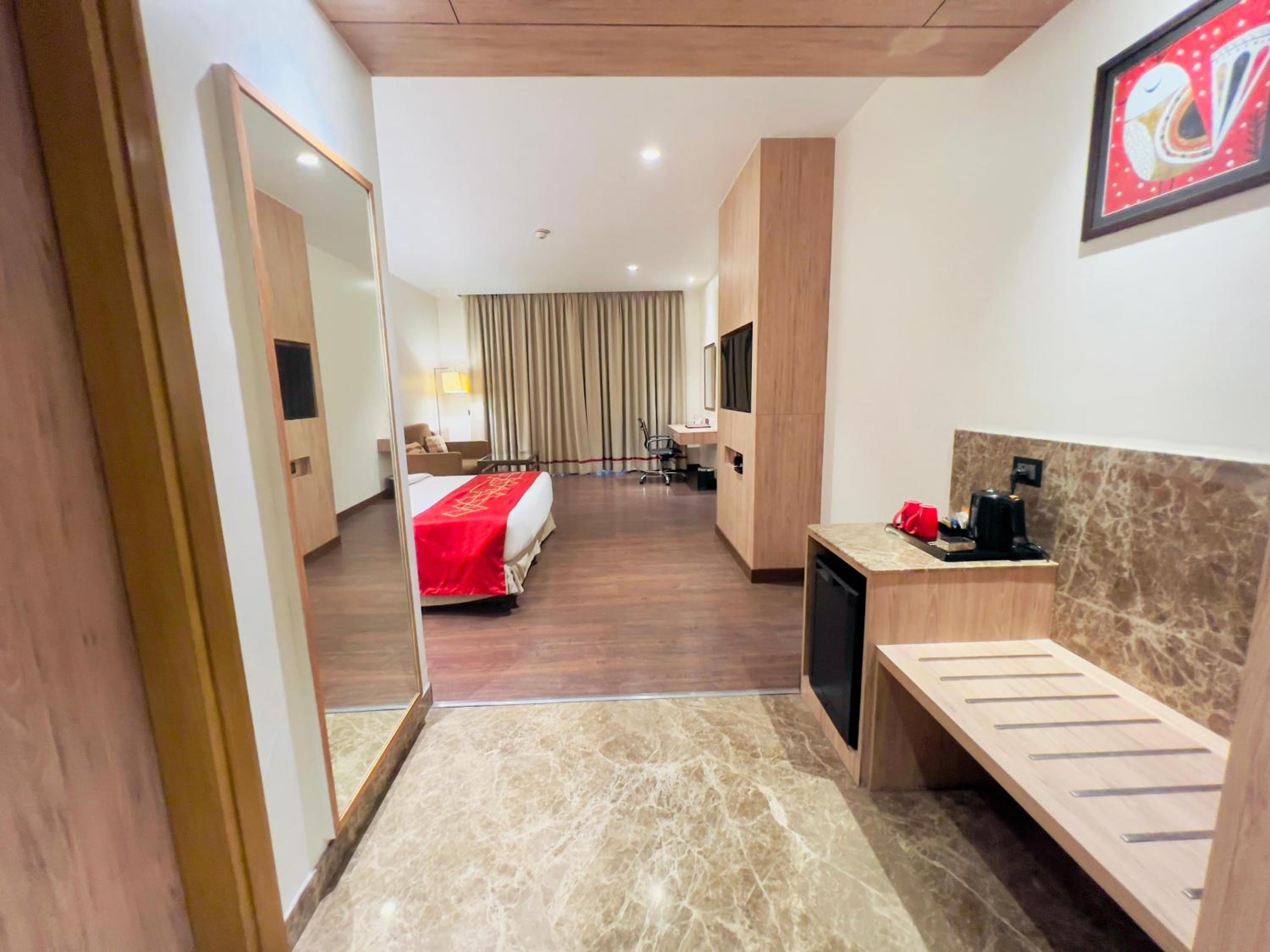 Deluxe King Non-Smoking Room - Photo 10