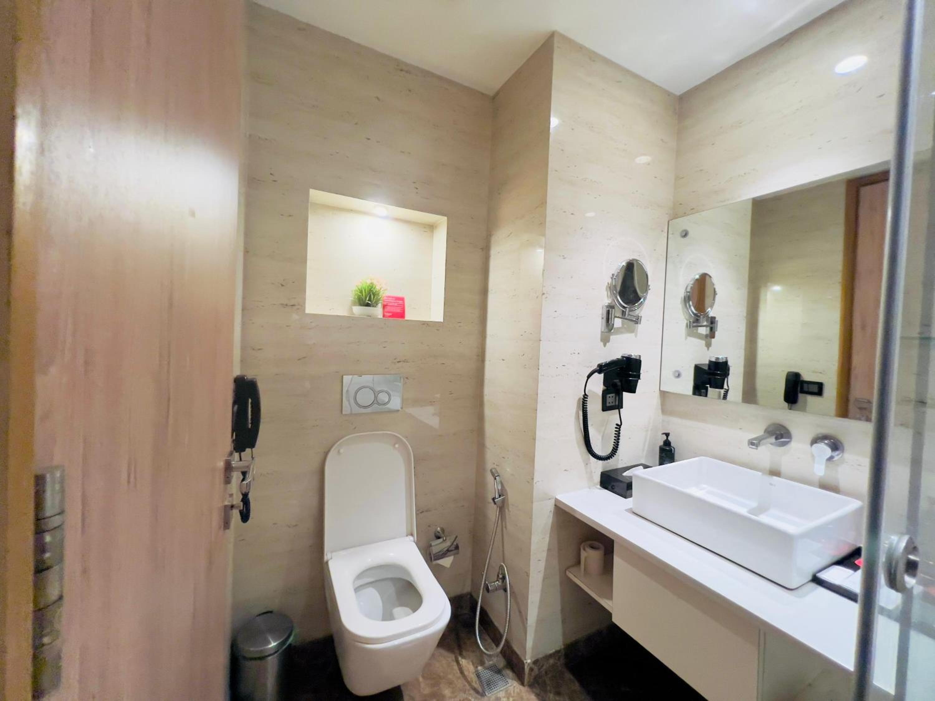 Deluxe King Non-Smoking Room - Photo 12