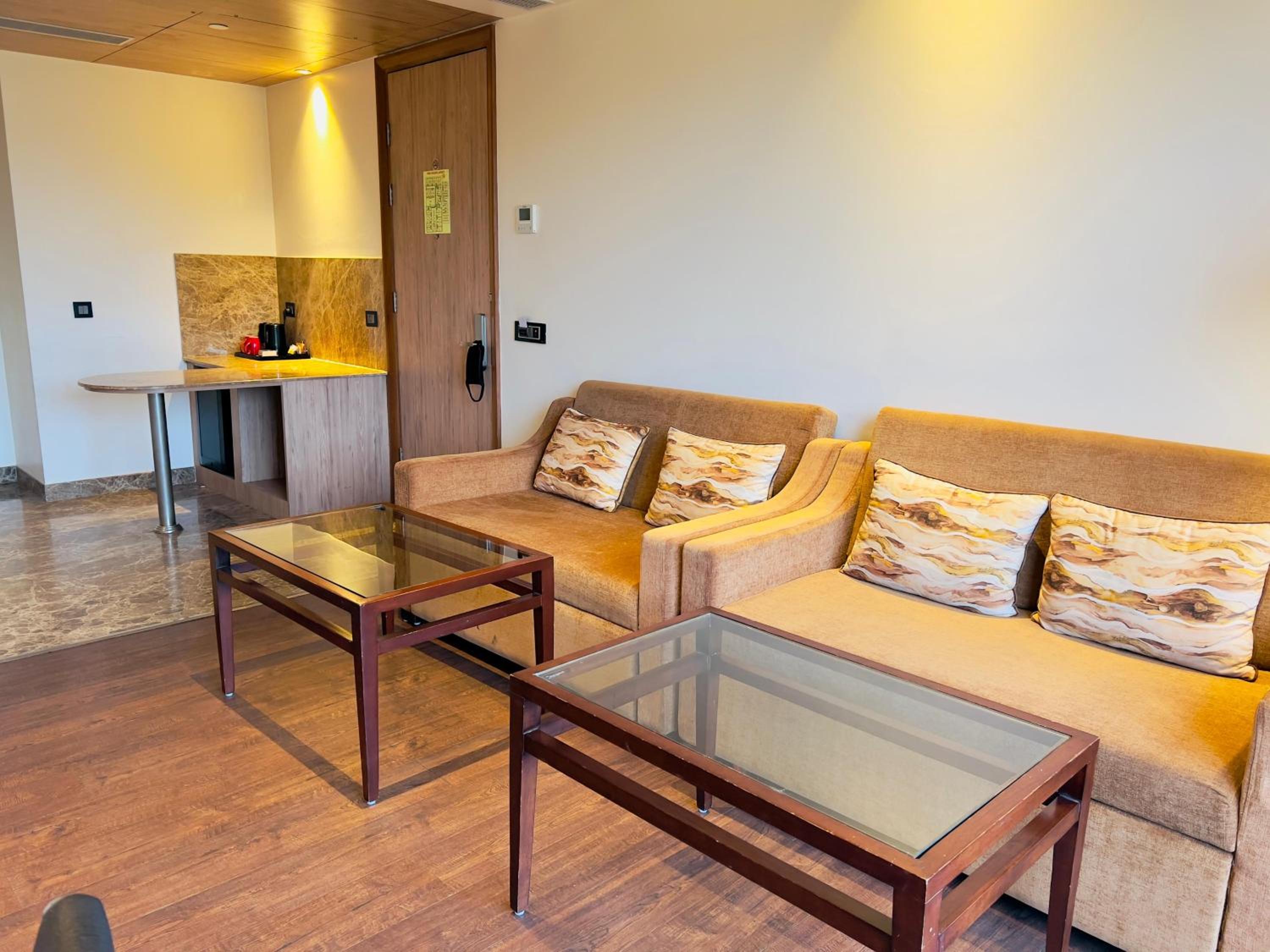 King Suite Non-Smoking Room - Photo 7