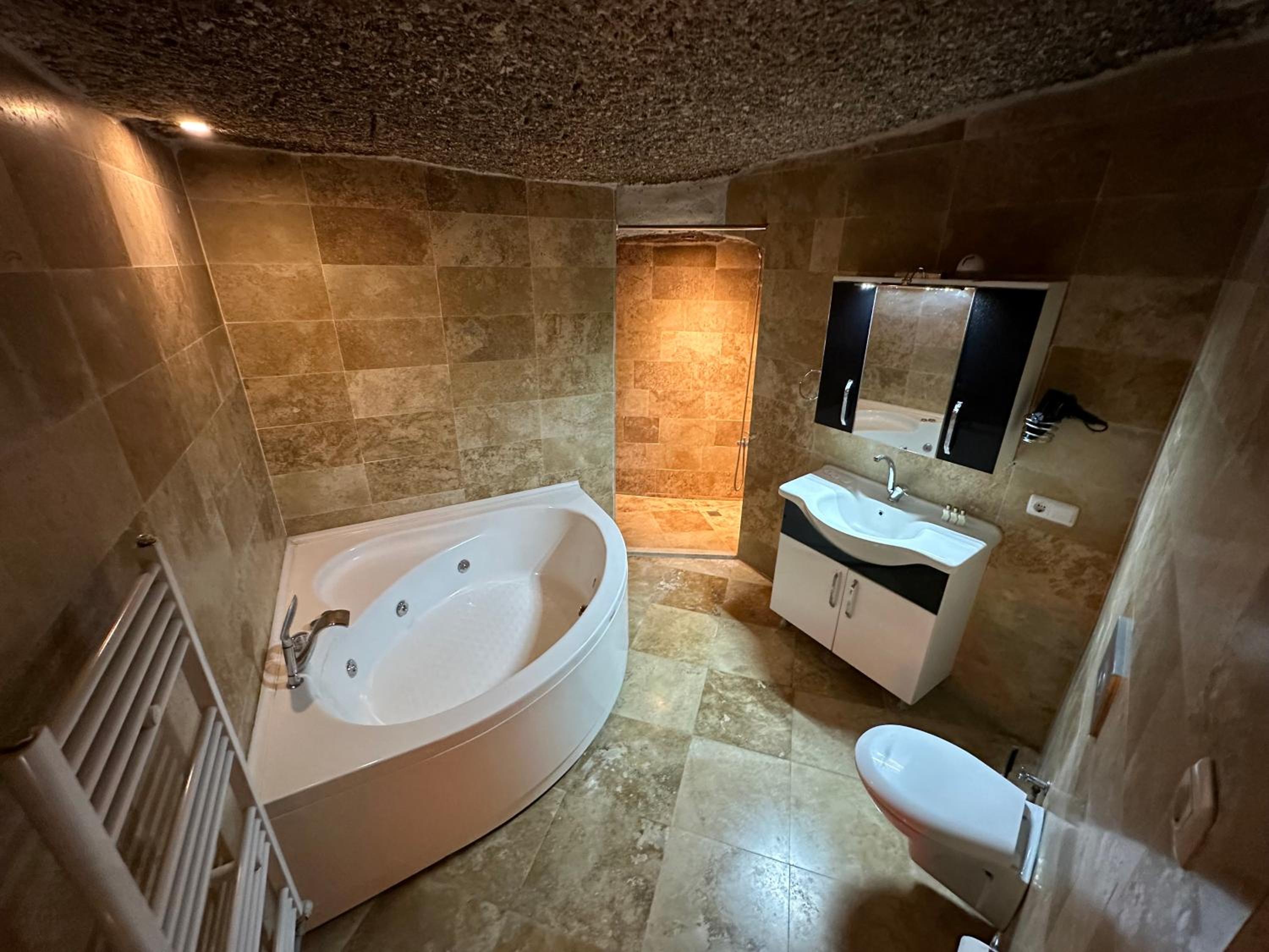 King Cave Suite Room - Photo 2