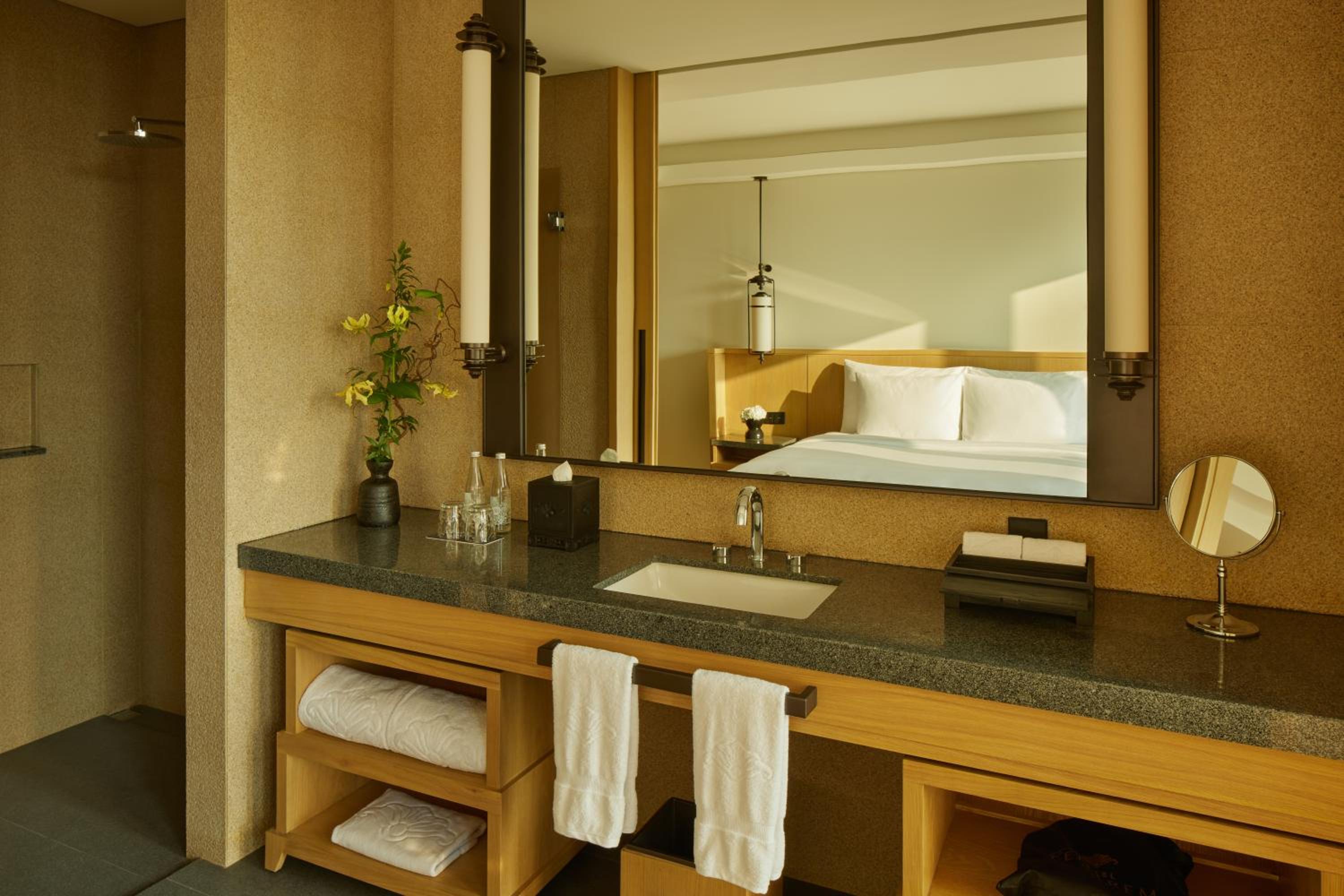 Deluxe King Room - Photo 2
