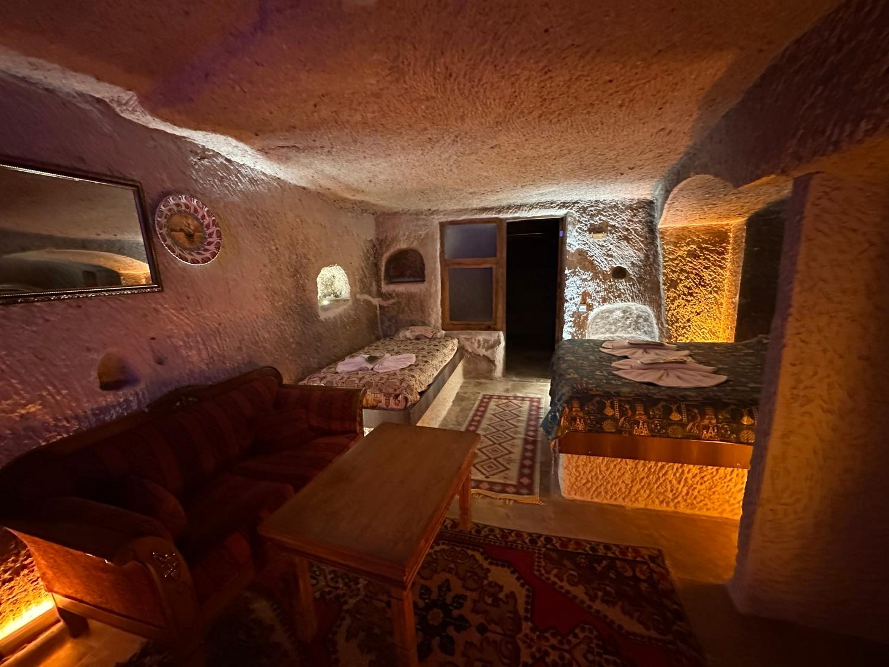 Deluxe Cave Room - Photo 10