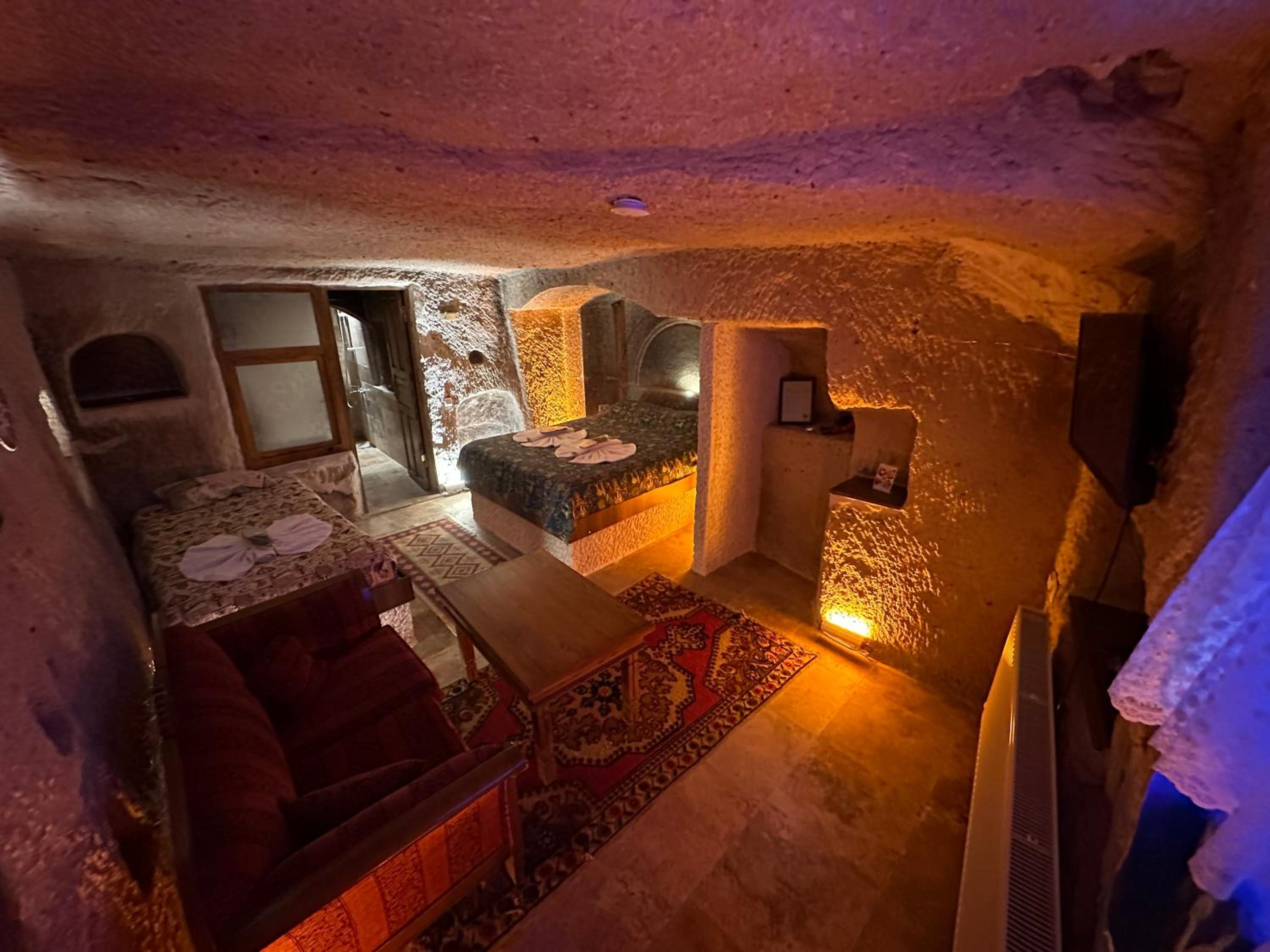 Deluxe Cave Room - Photo 9