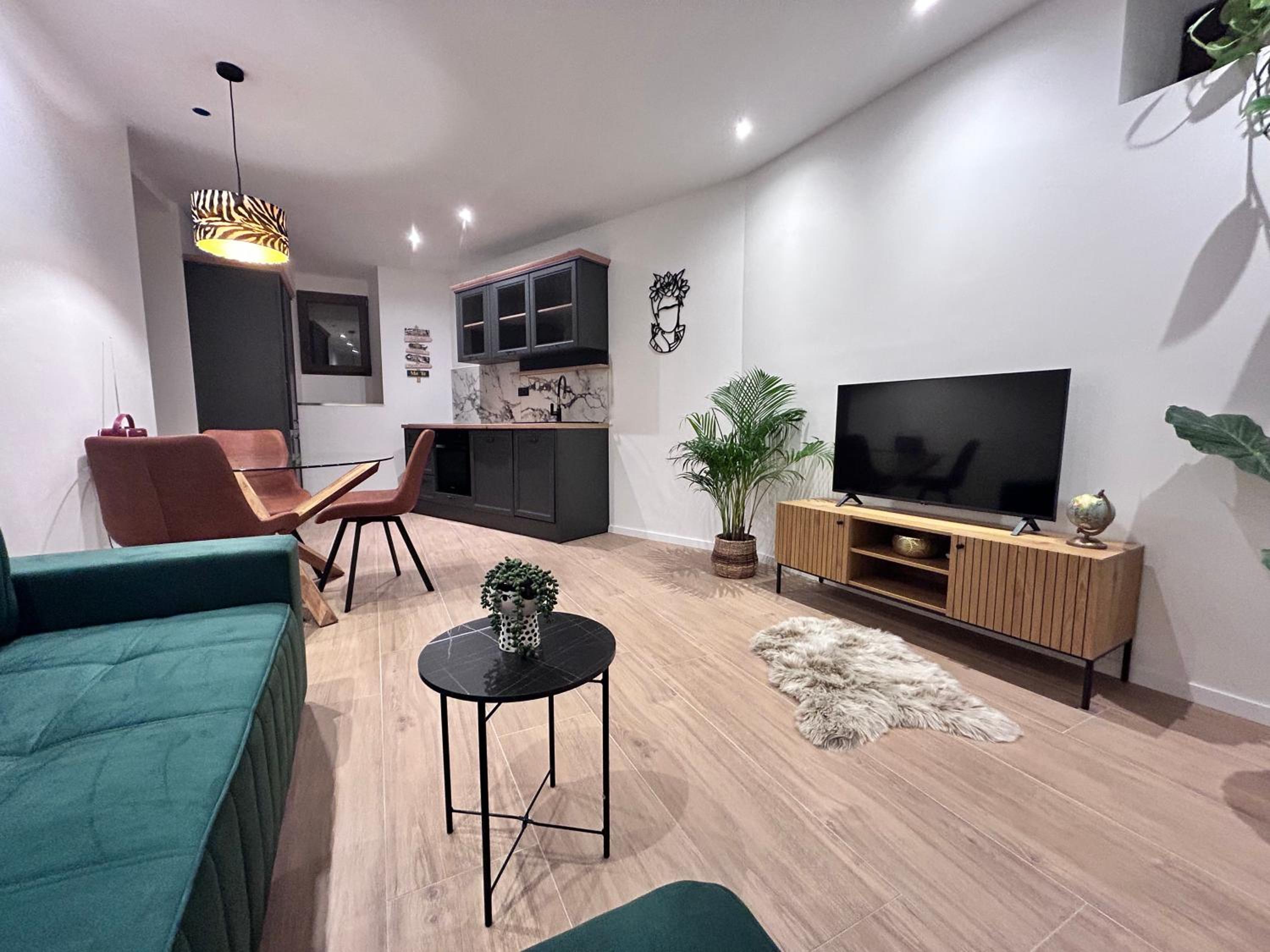 One-Bedroom Apartment photo 1