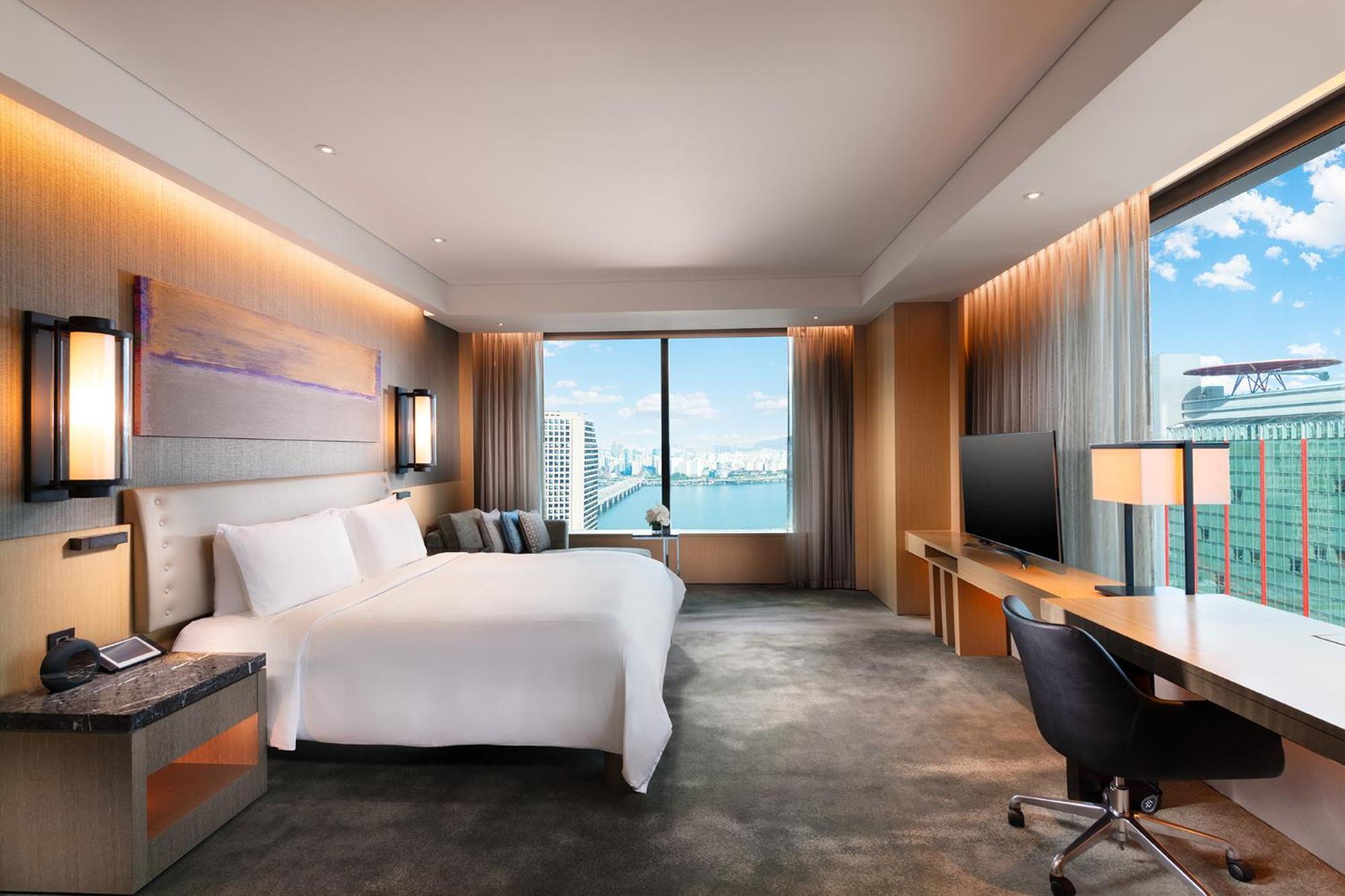 Premium Corner King Suite - River View