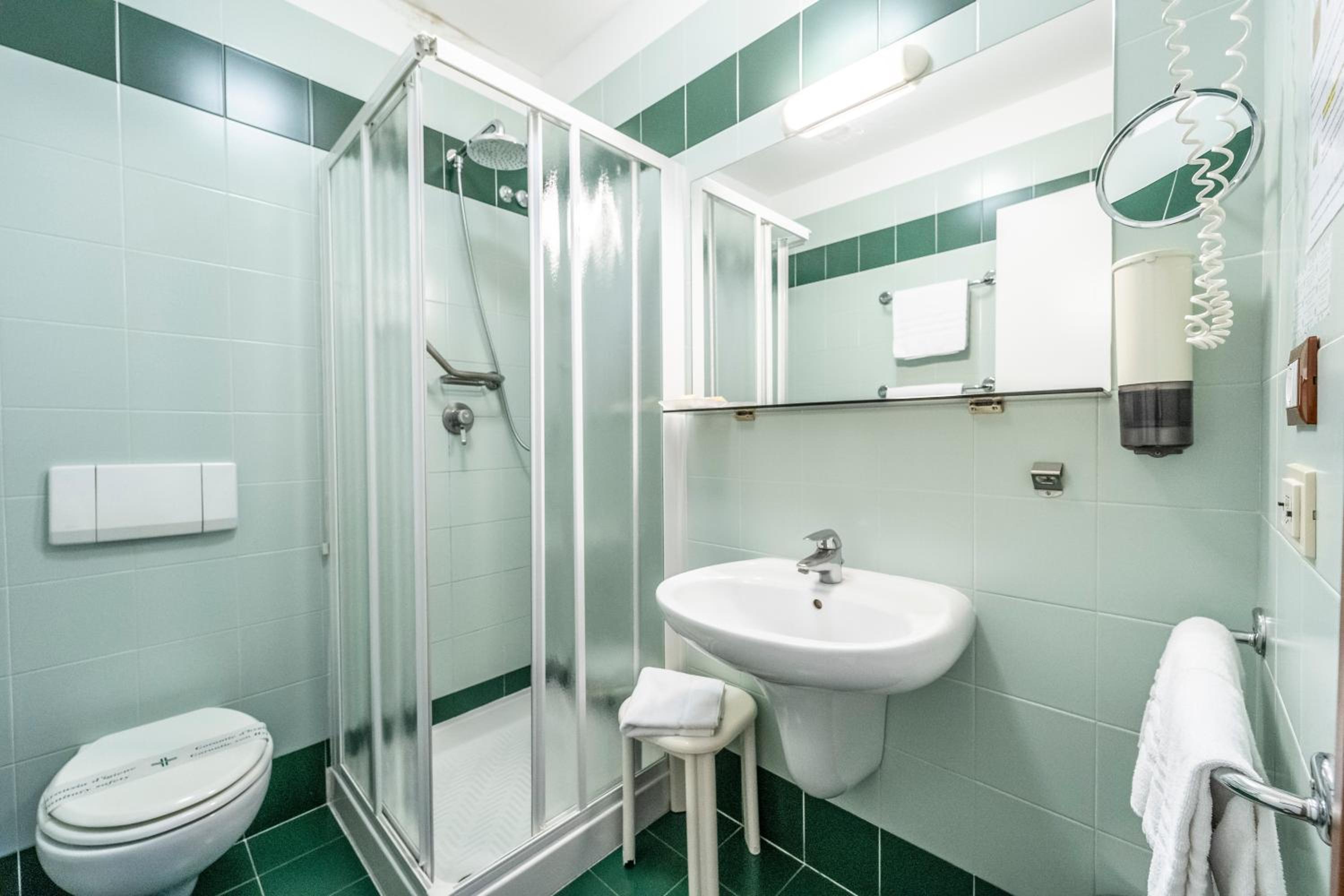 Standard Double or Twin Room - Photo 33