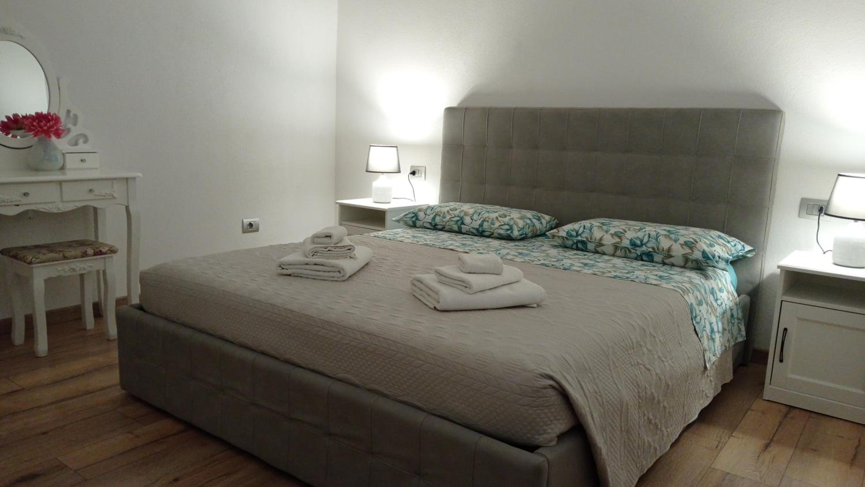 One-Bedroom Apartment photo 2