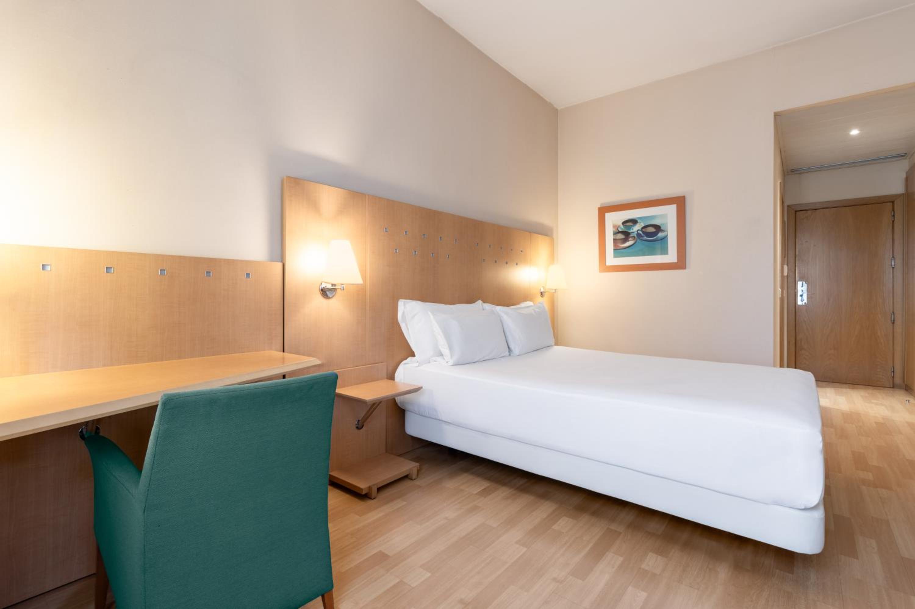 Standard Twin Room - Photo 8