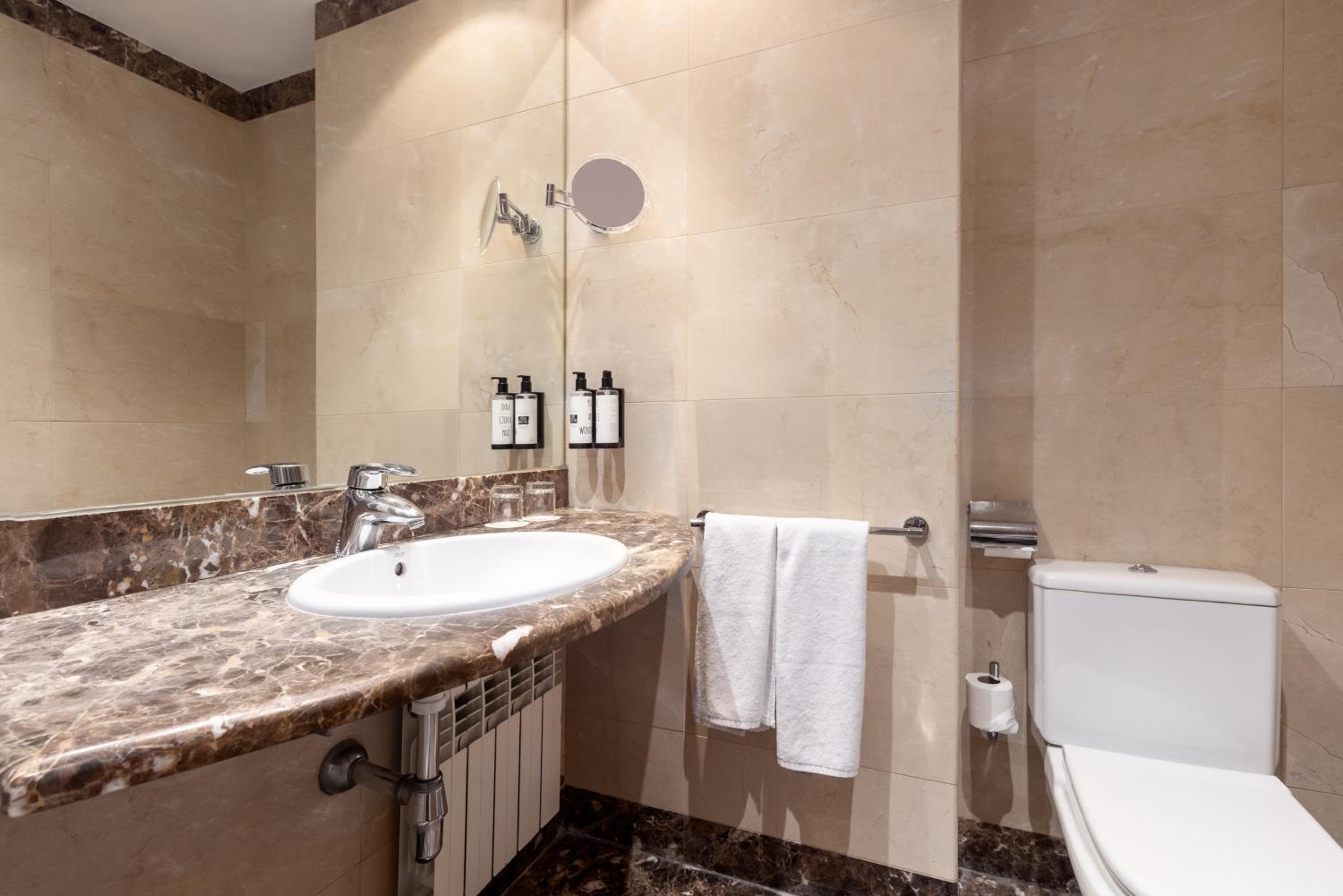Standard Twin Room - Photo 11