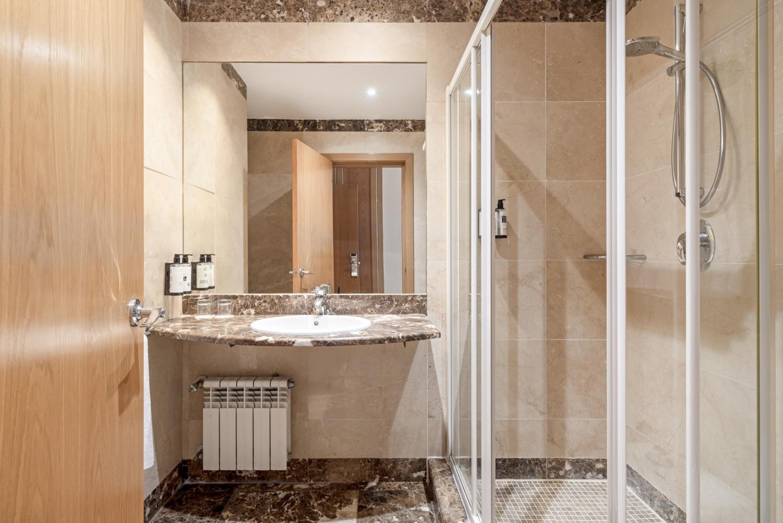 Standard Twin Room - Photo 6