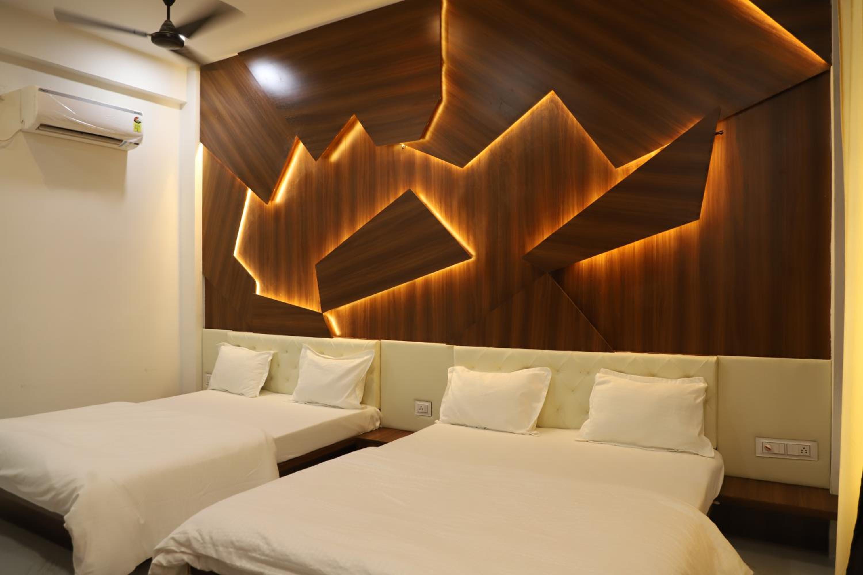 Deluxe Double Room With Two Double Beds photo 3