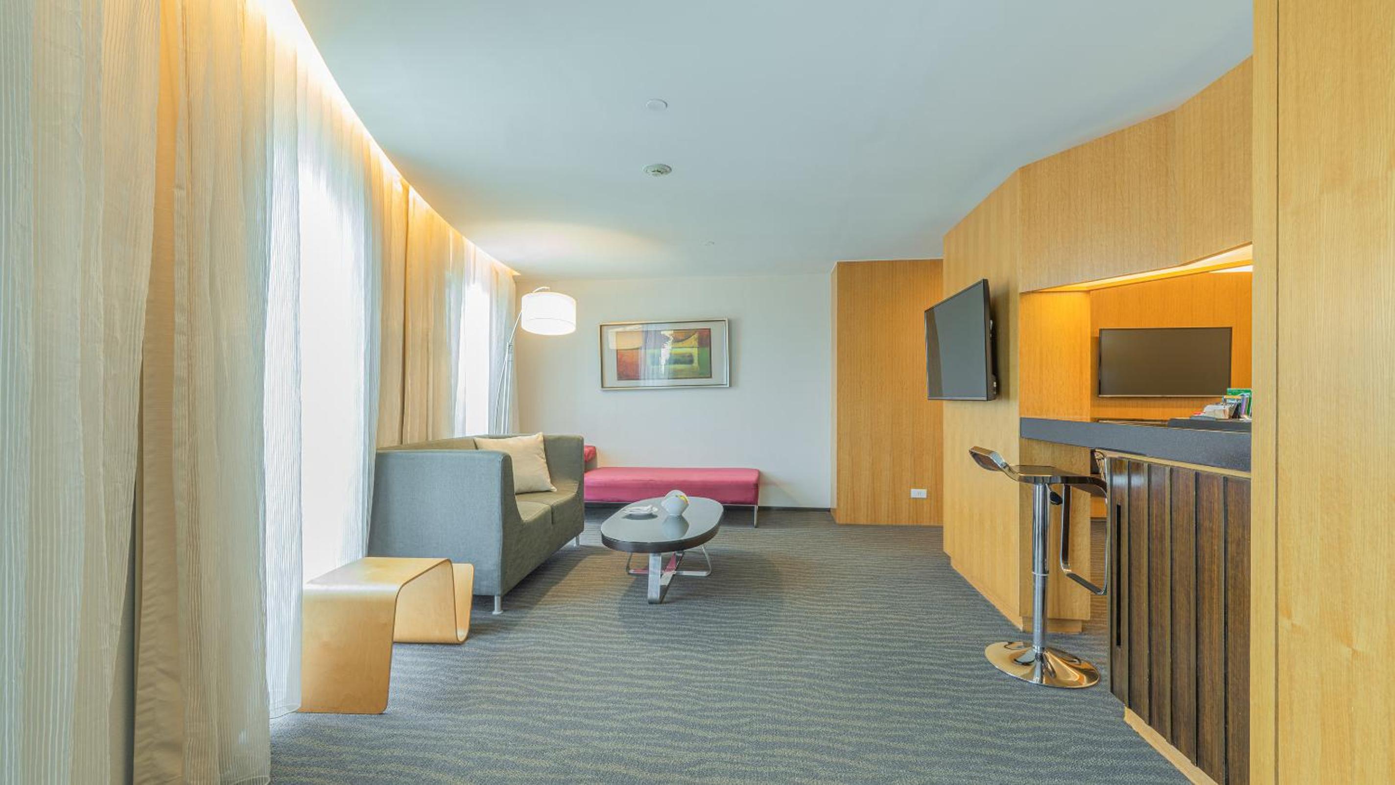 Superior Suite - Photo 7