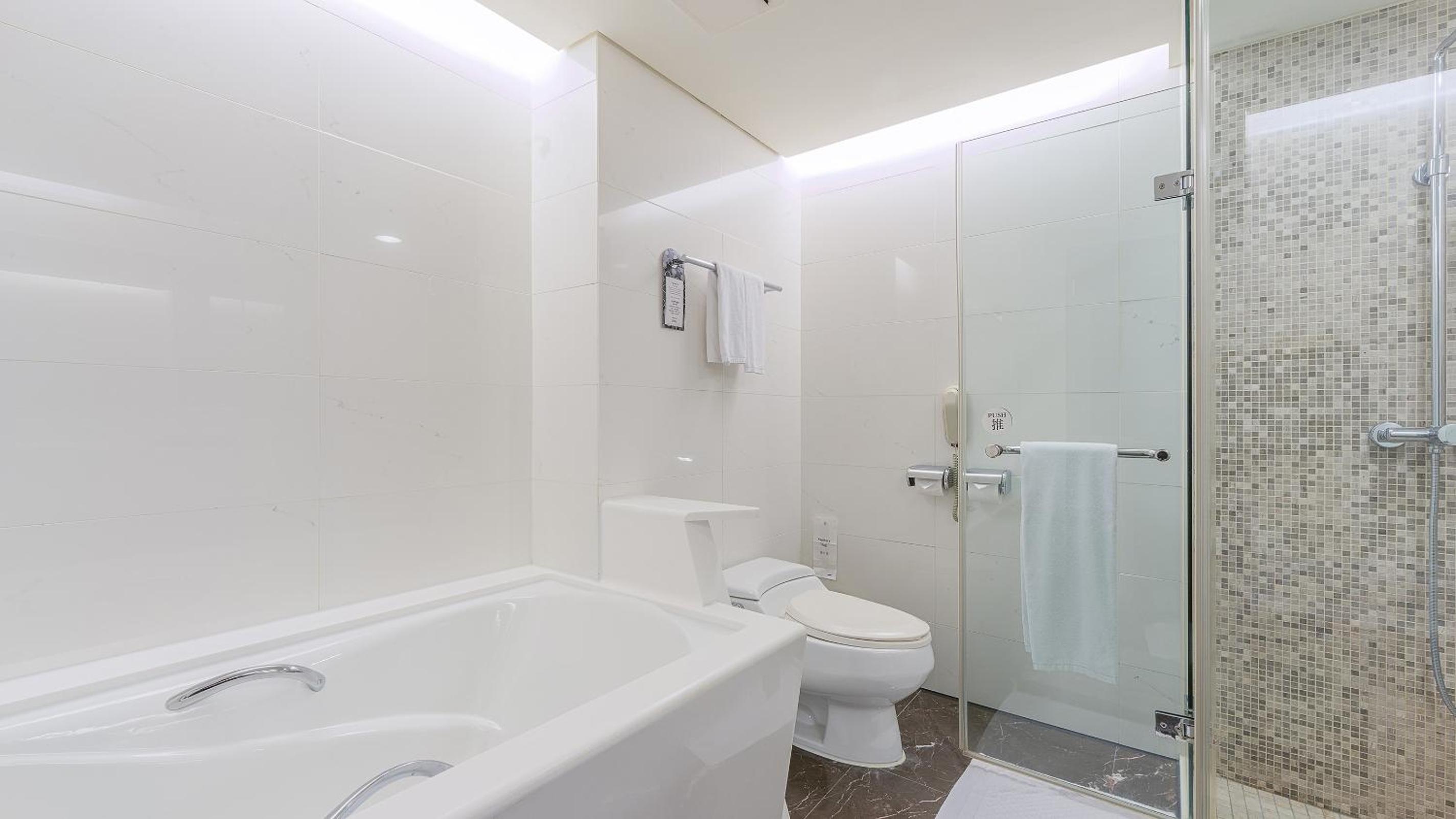 Superior Suite - Photo 9
