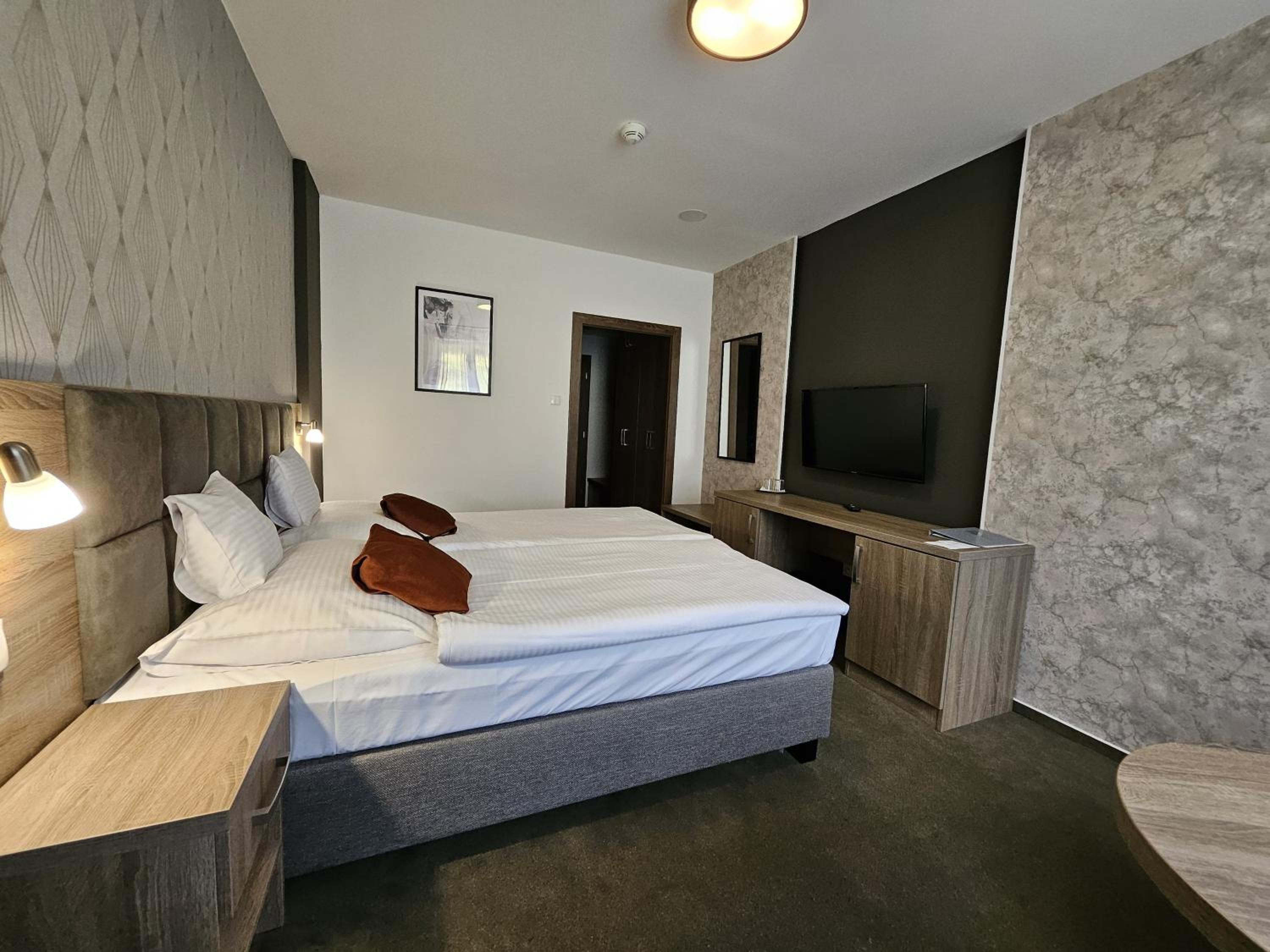 Double or Twin Room - Photo 4