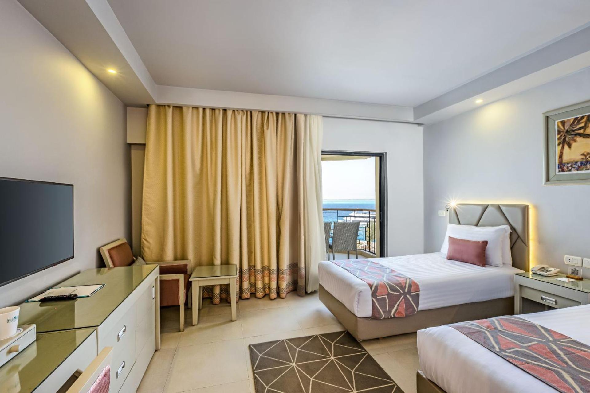 Superior Room with Sea View - Photo 2