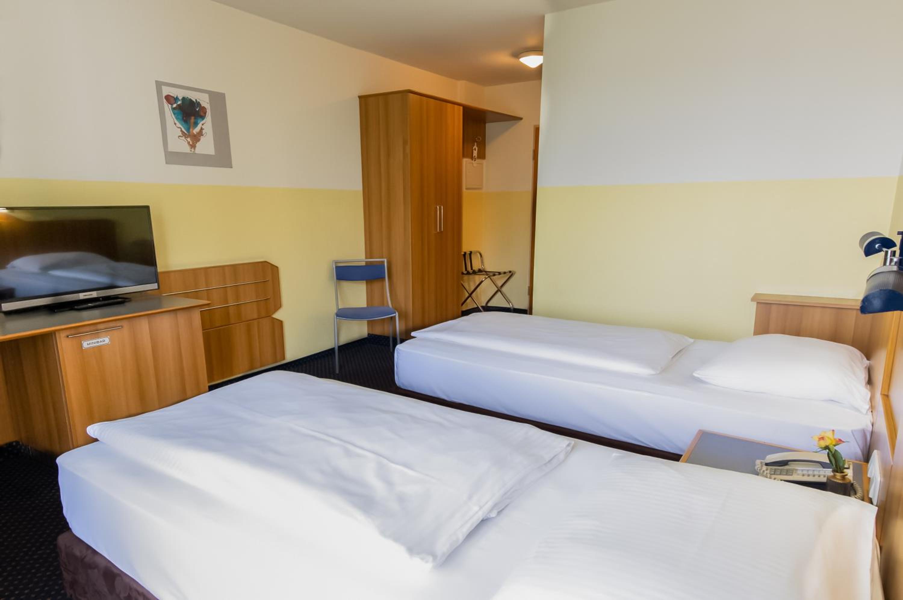 Economy Twin Room - Photo 6