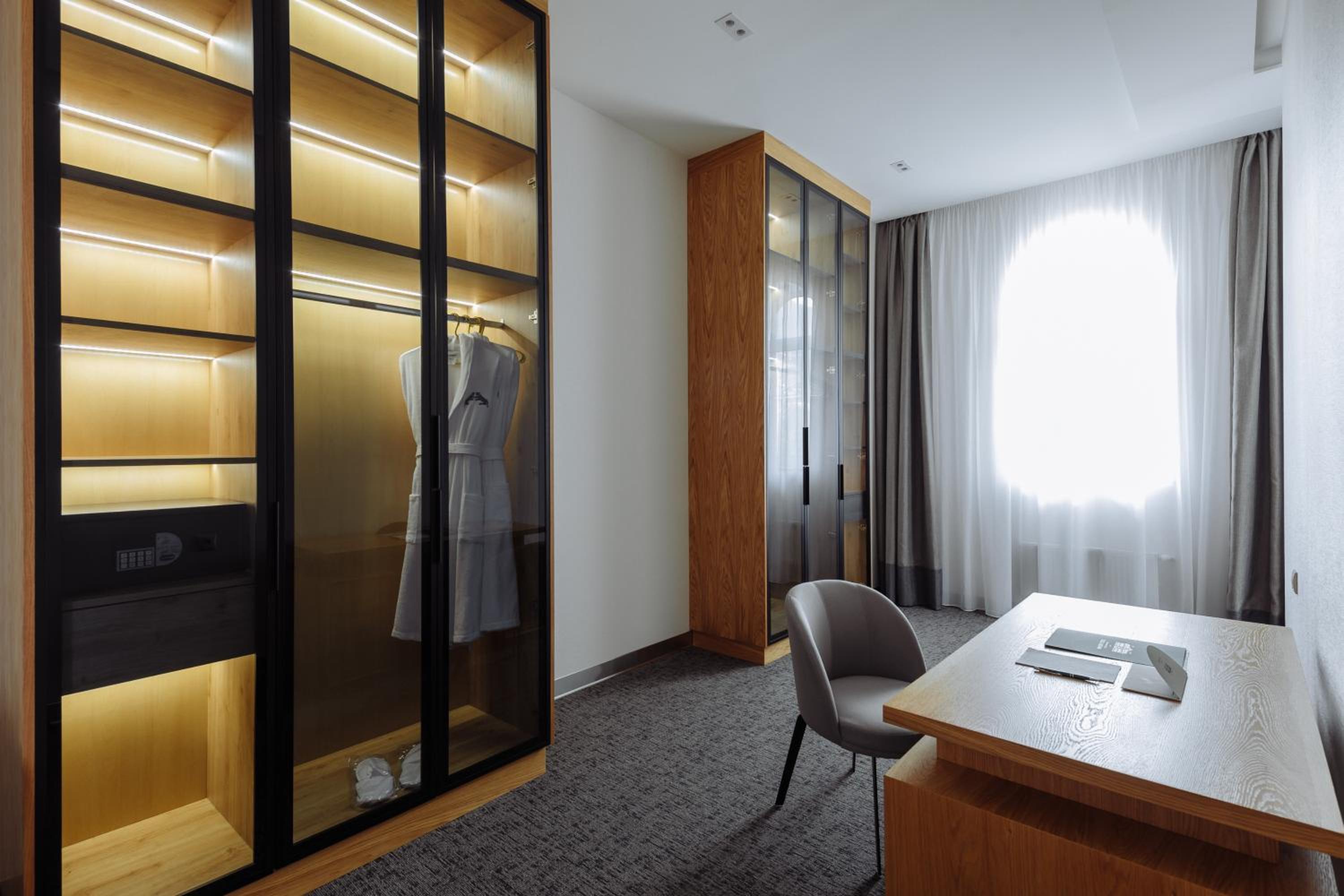 King Suite with Balcony photo 1