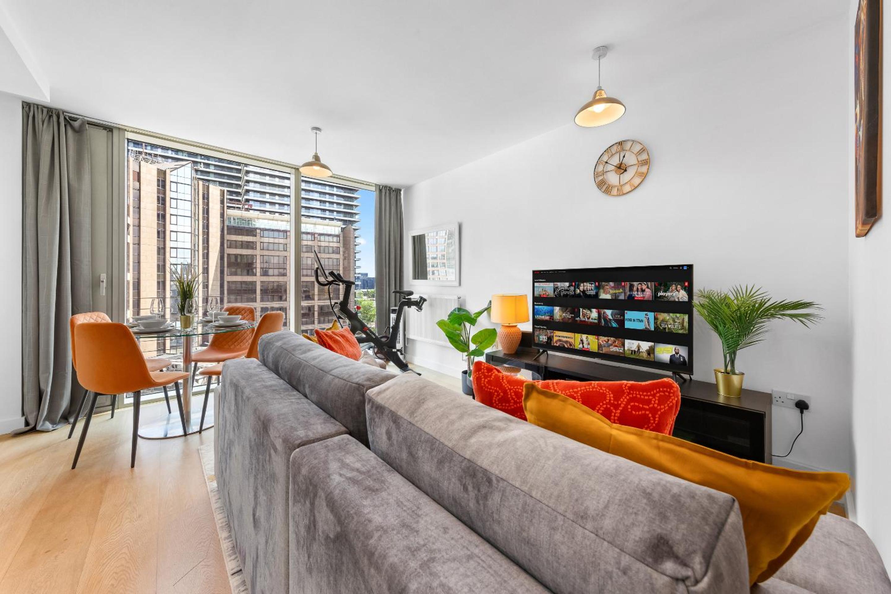 Deluxe One-Bedroom Apartment with City View photo 1