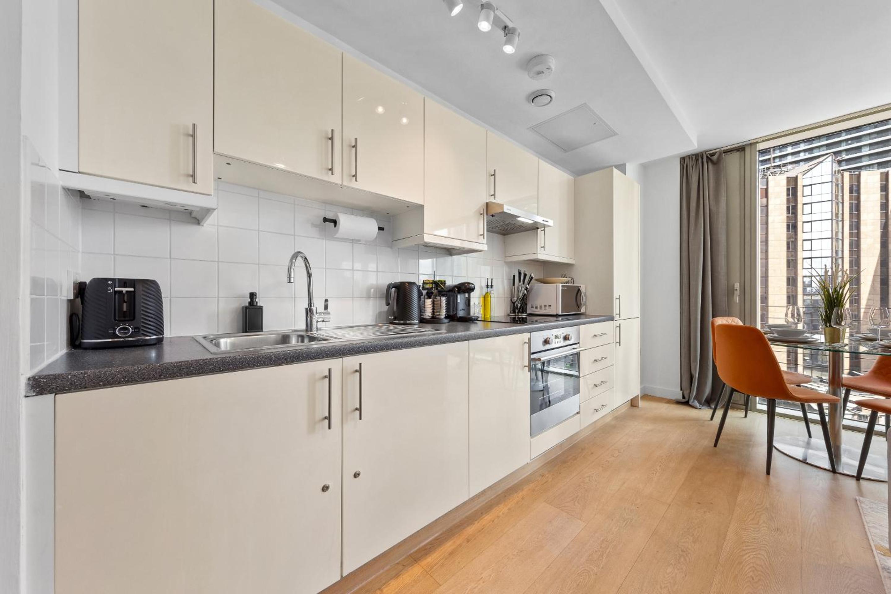 Deluxe One-Bedroom Apartment with City View photo 2