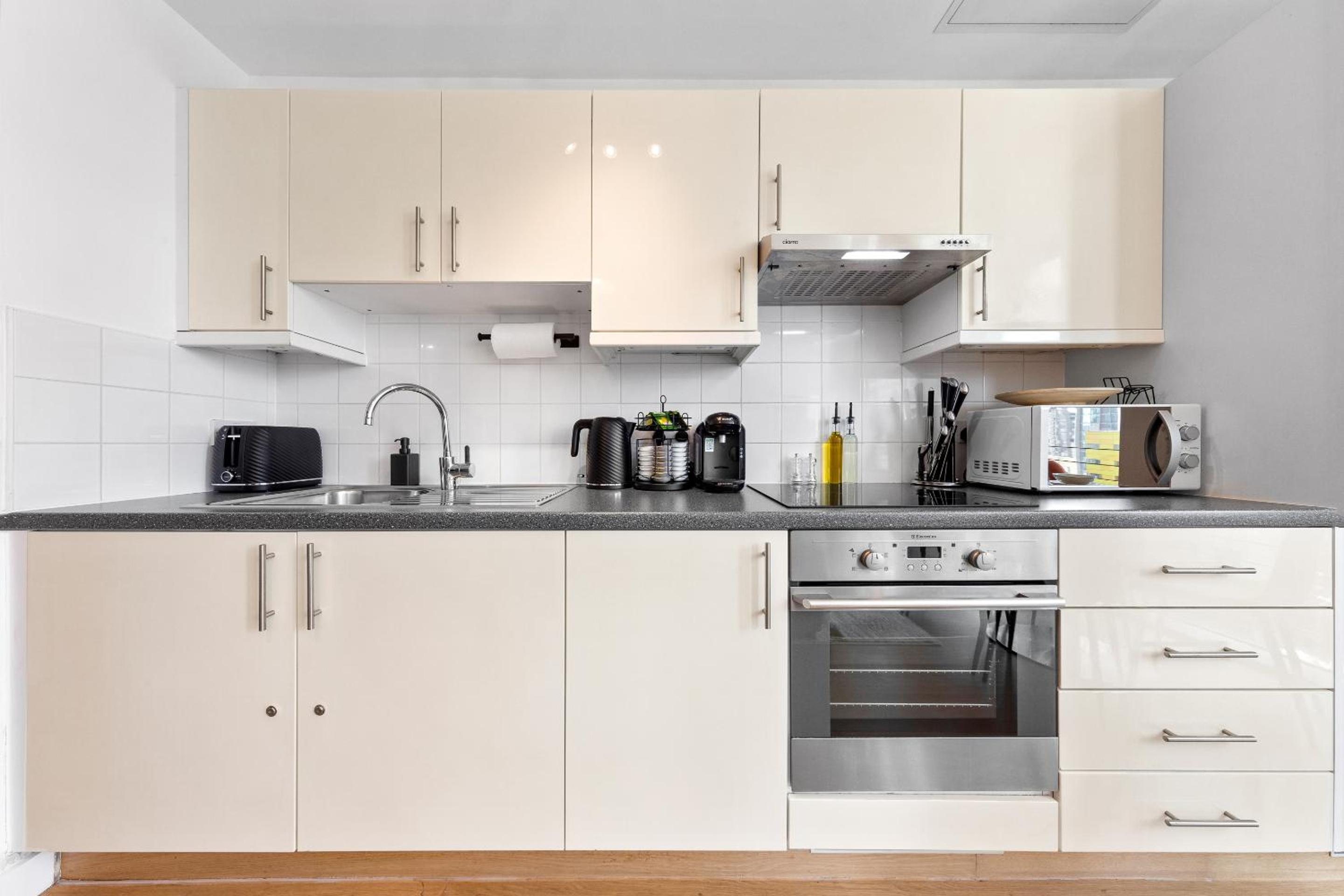 Deluxe One-Bedroom Apartment with City View photo 3