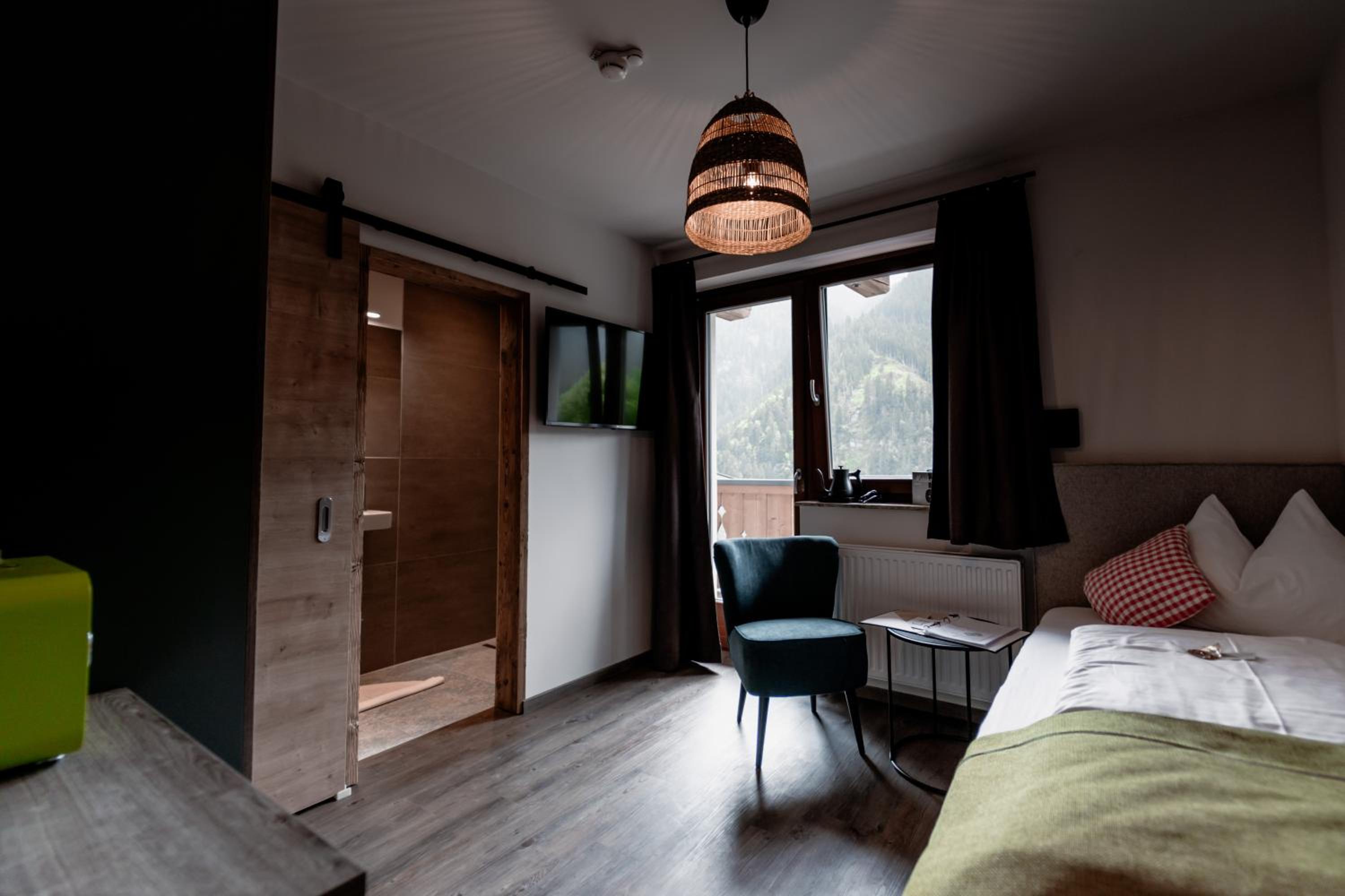 Single Room with Mountain View