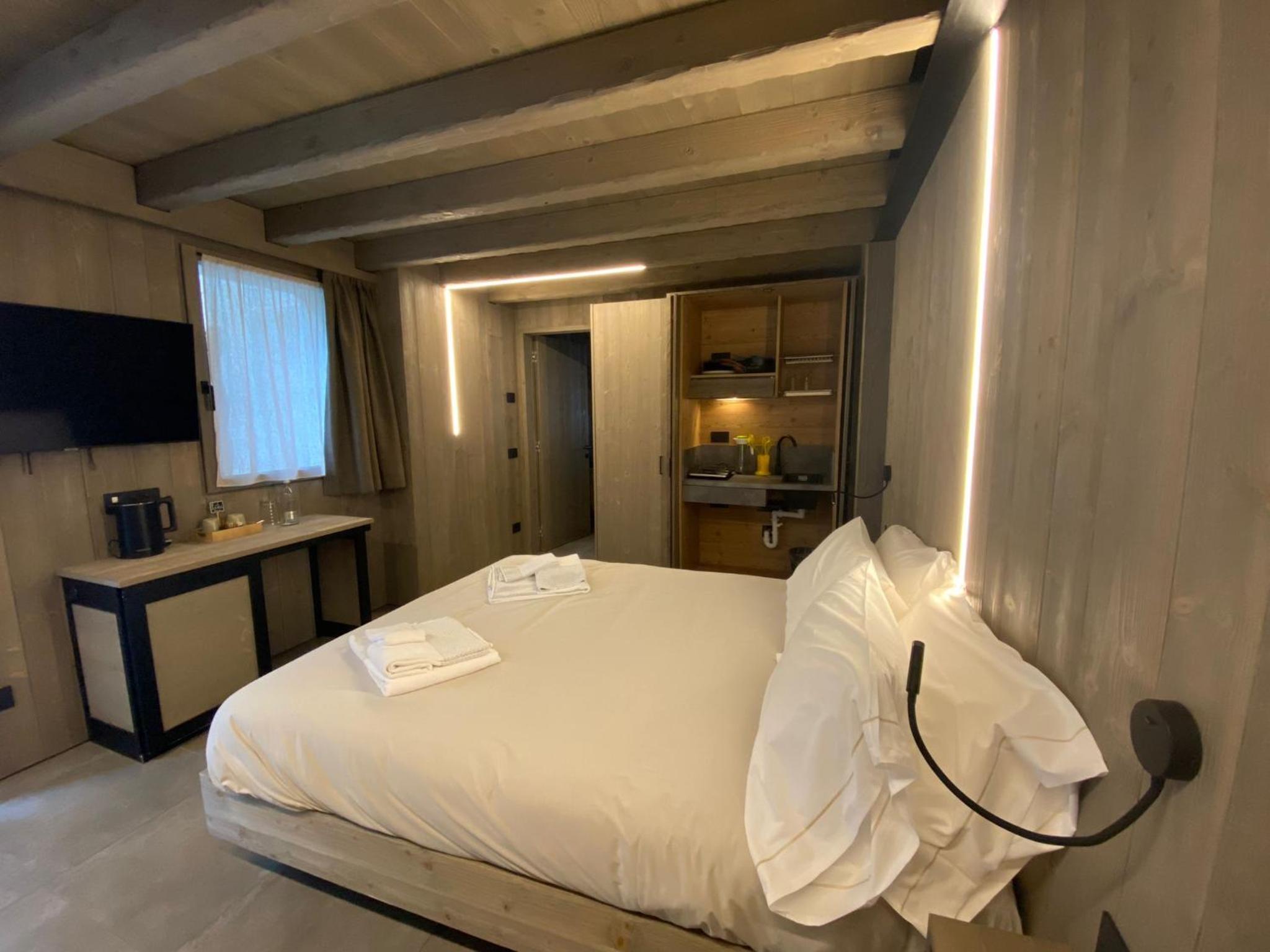 One-Bedroom Deluxe Apartment