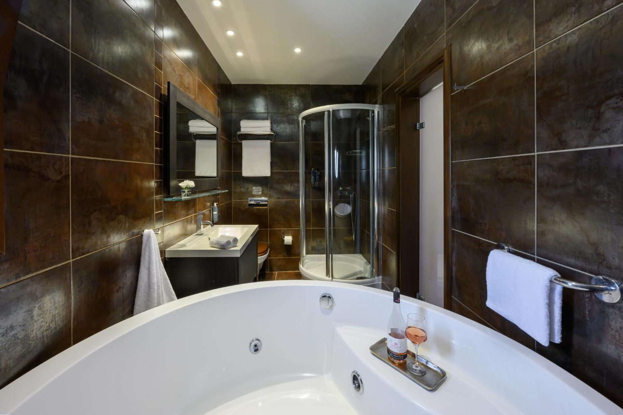 Suite With Hot Tub photo 2