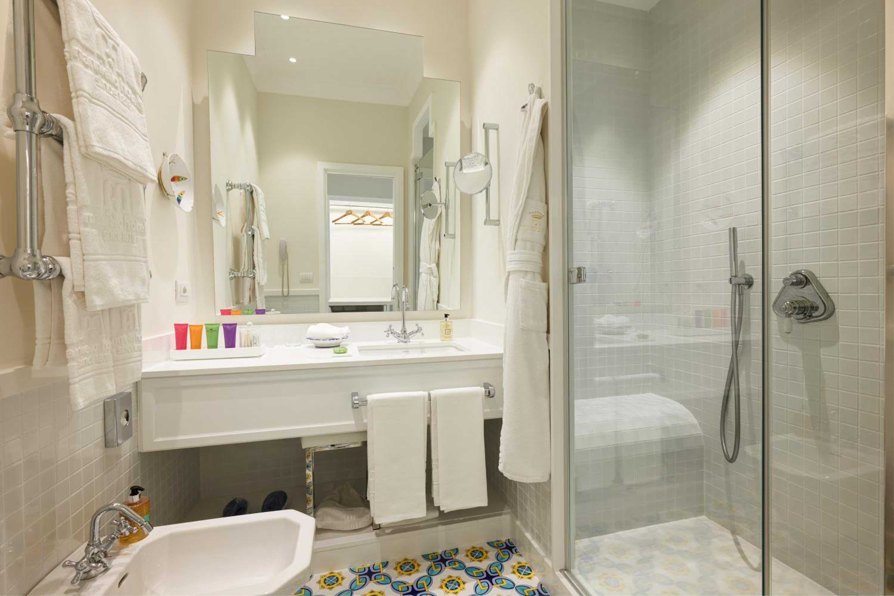 Deluxe Double or Twin Room with Balcony - Photo 4