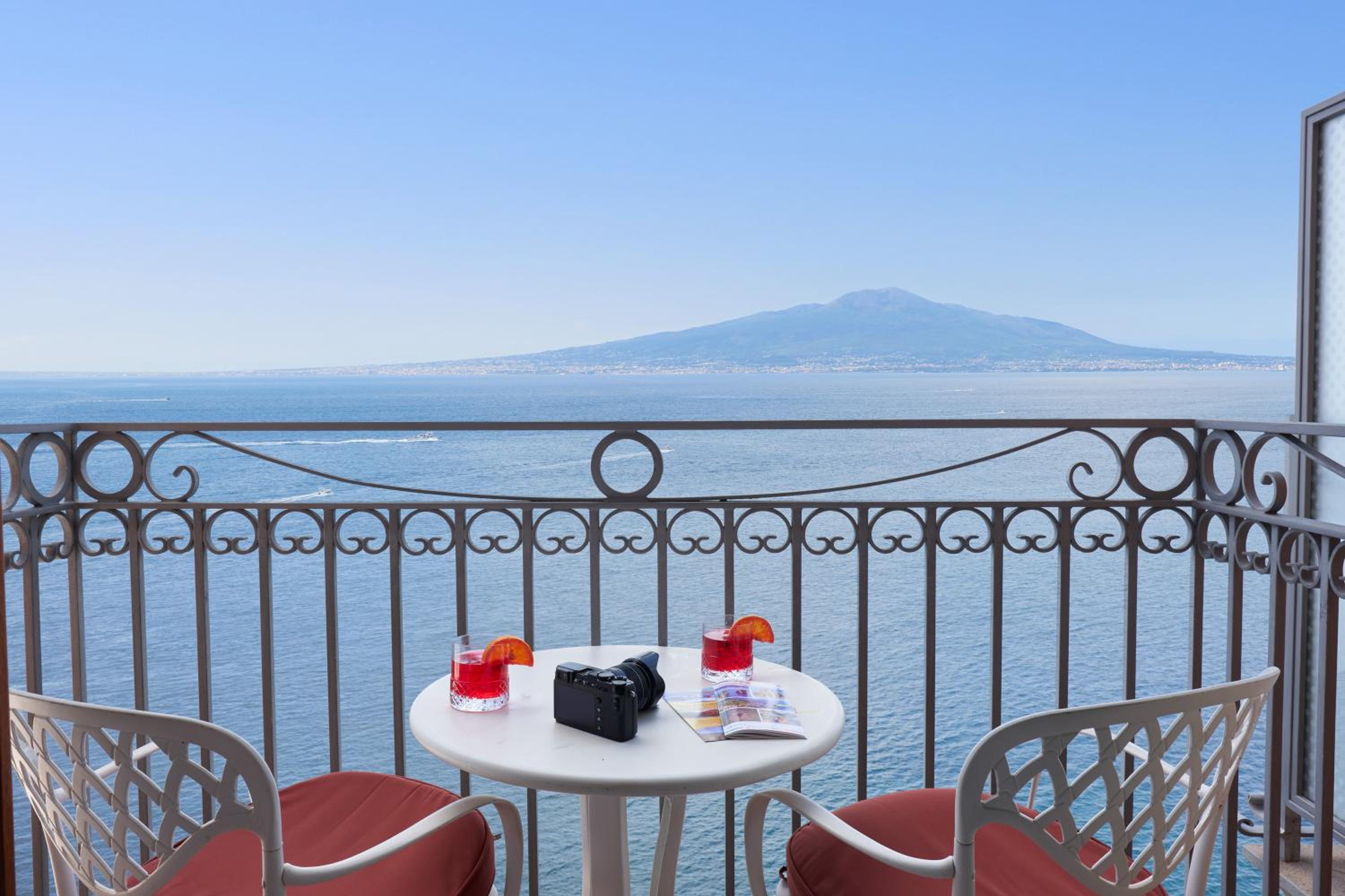 Premier Double or Twin Room with Sea View - Photo 8
