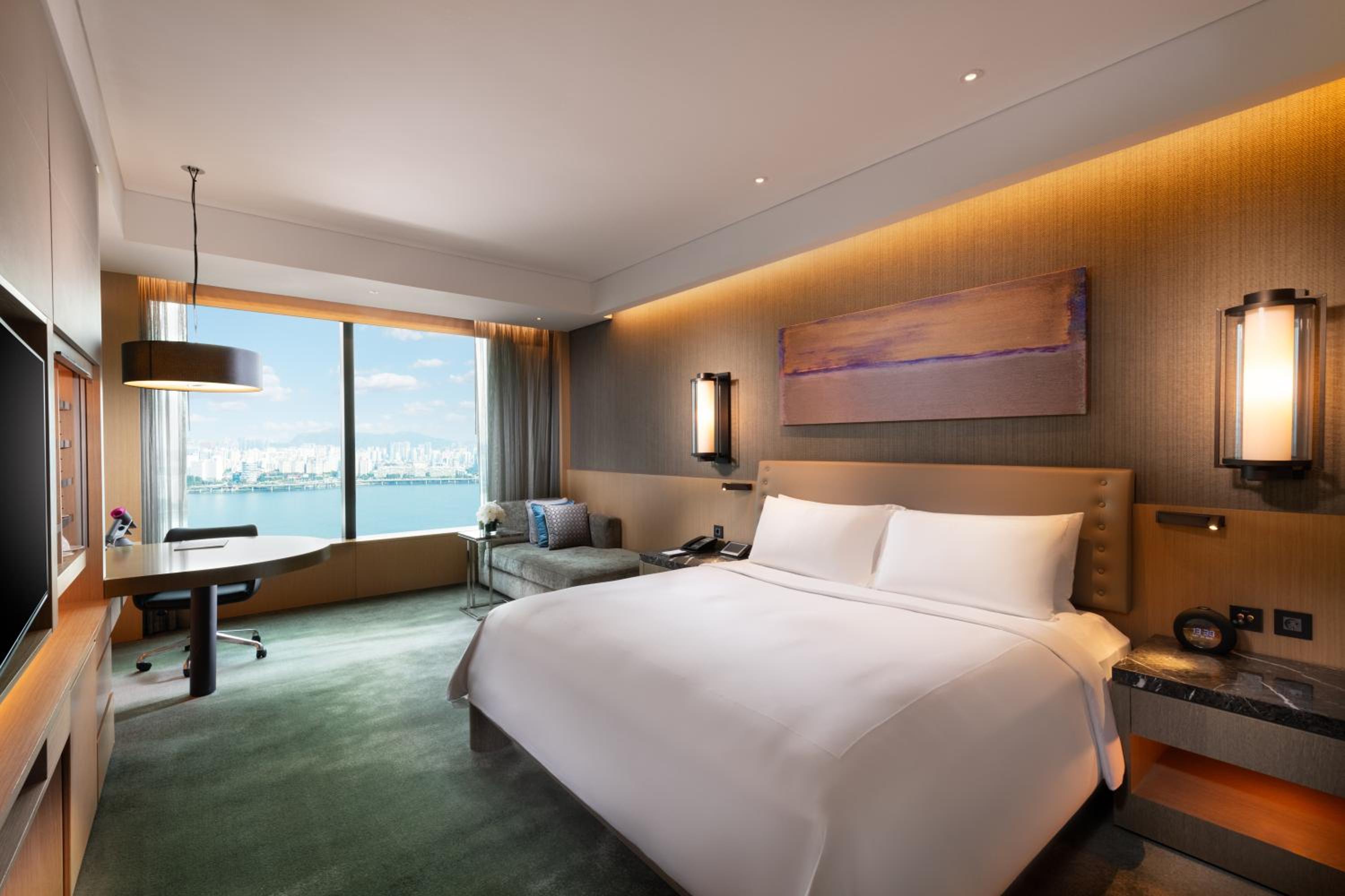 Deluxe King Room - City and River View