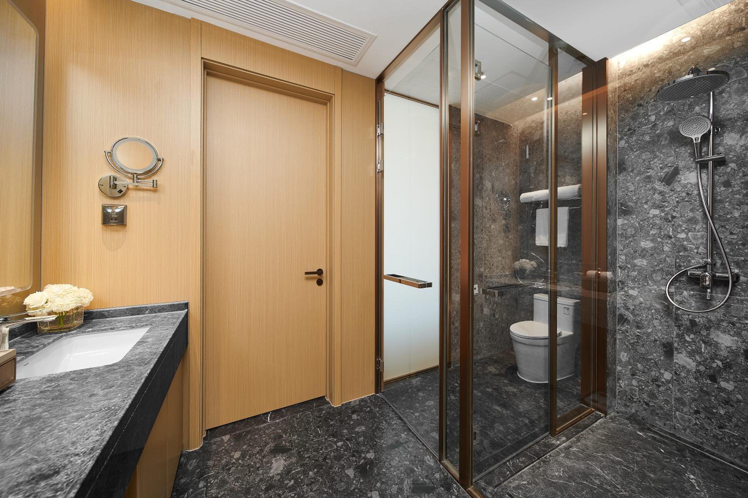 One-Bedroom Deluxe Twin photo 3