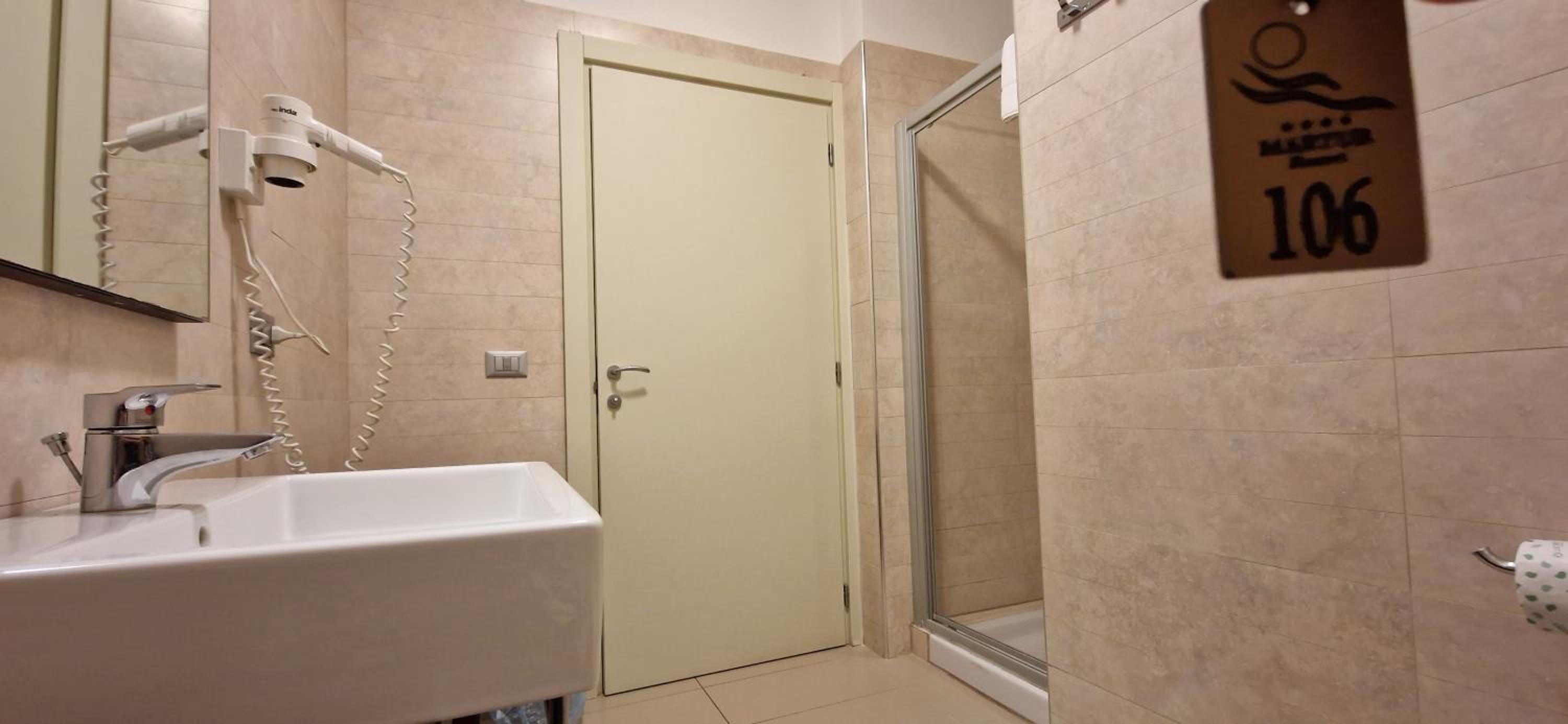 Standard Triple Room - Photo 4