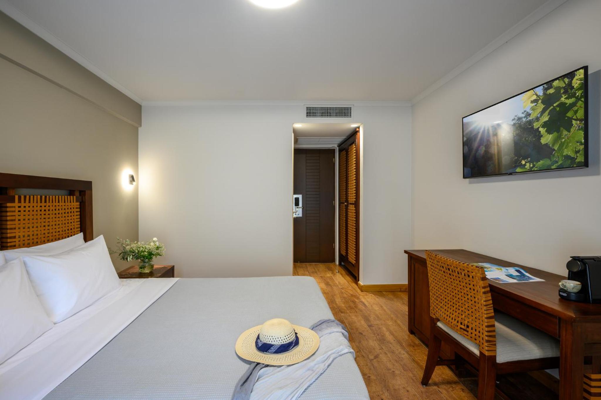 Deluxe room with Pool View photo 3