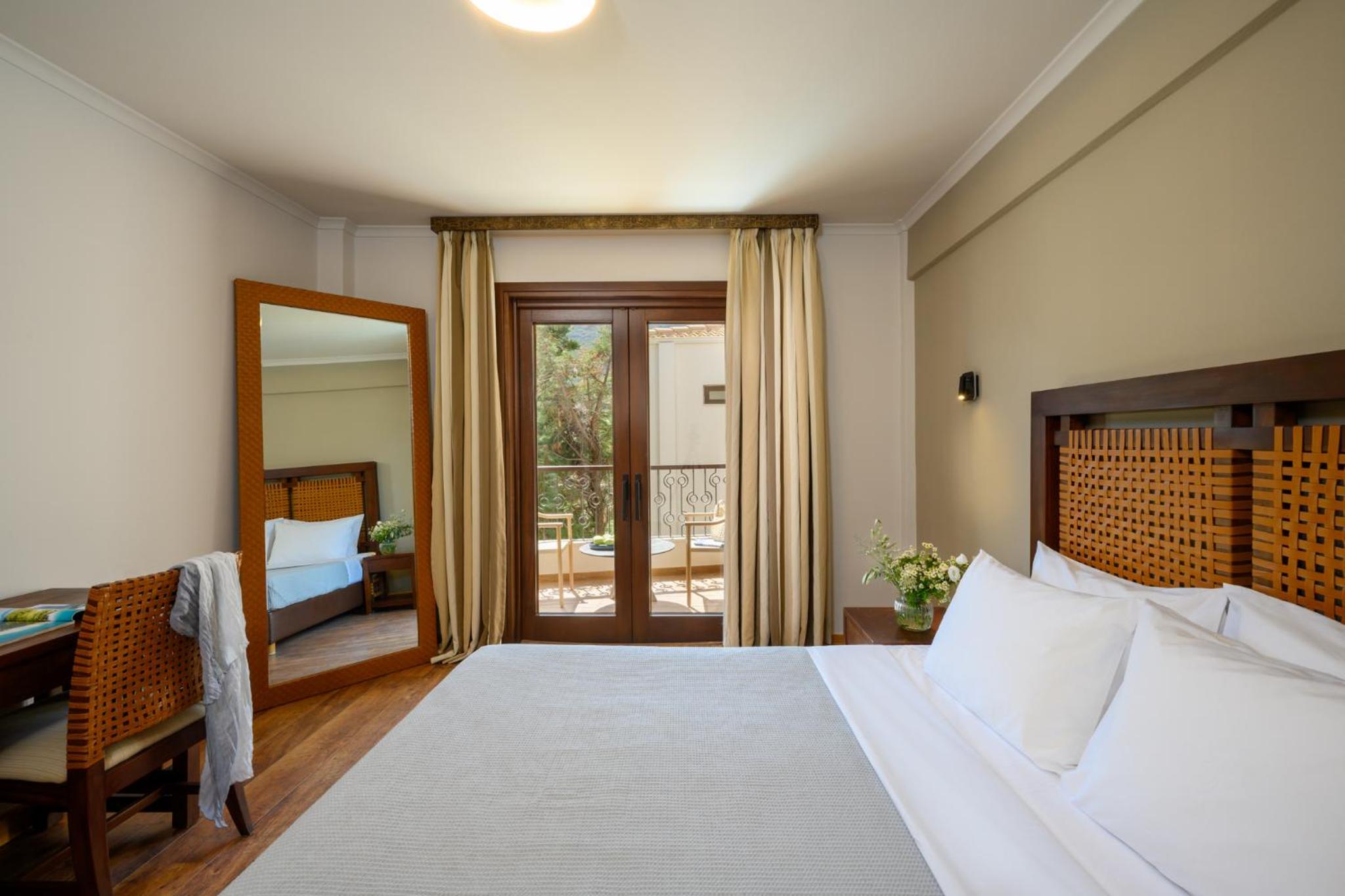 Deluxe room with Pool View photo 1