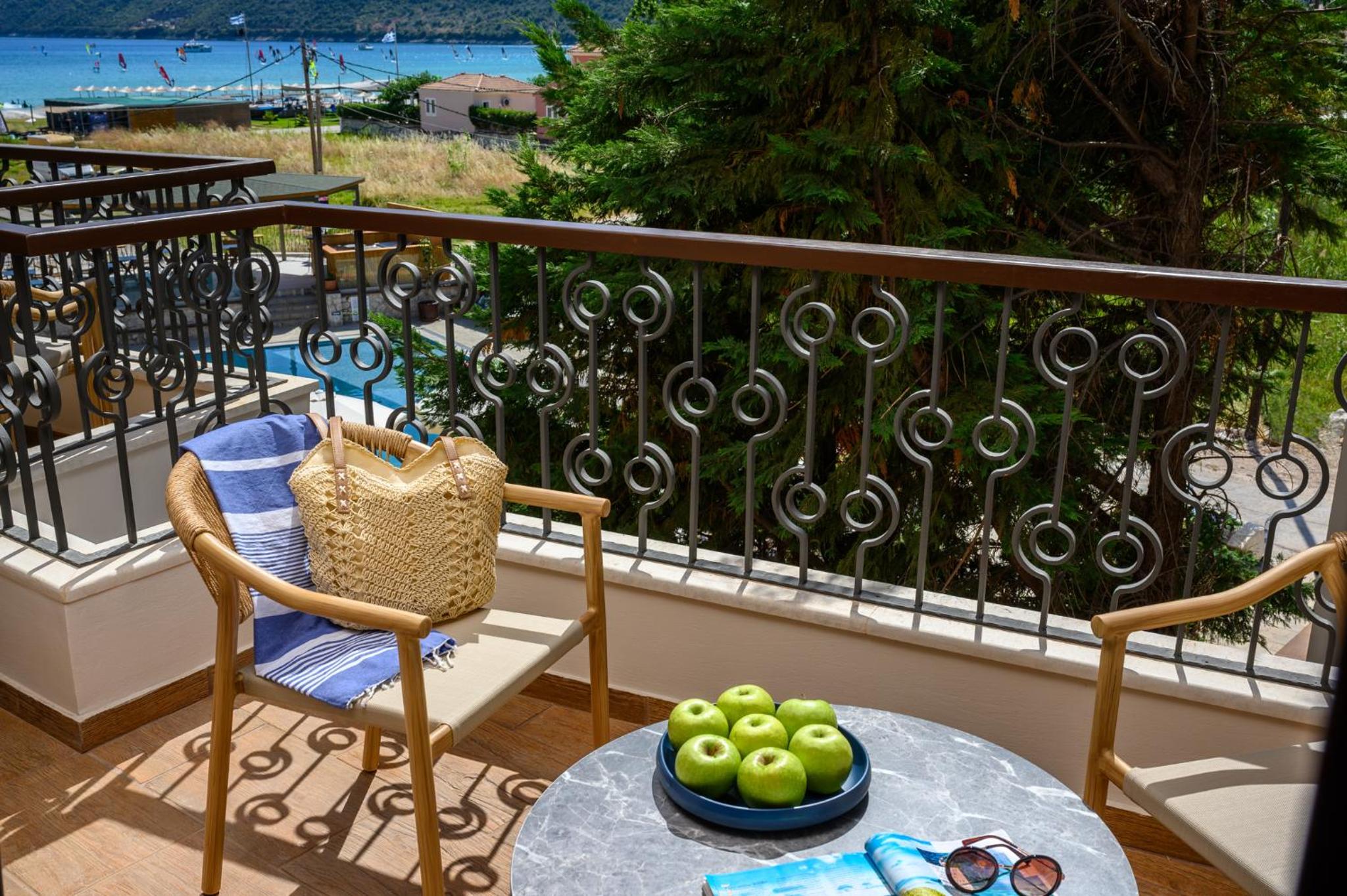 Deluxe room with Pool View photo 2