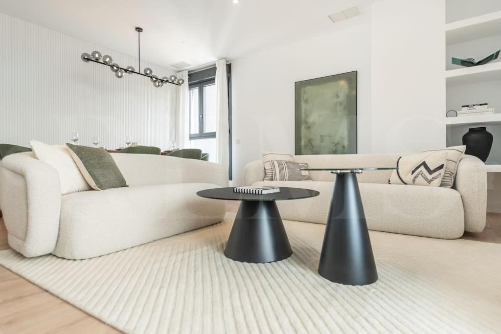 Apartamento Premium de Tres Habitaciones con Balcón