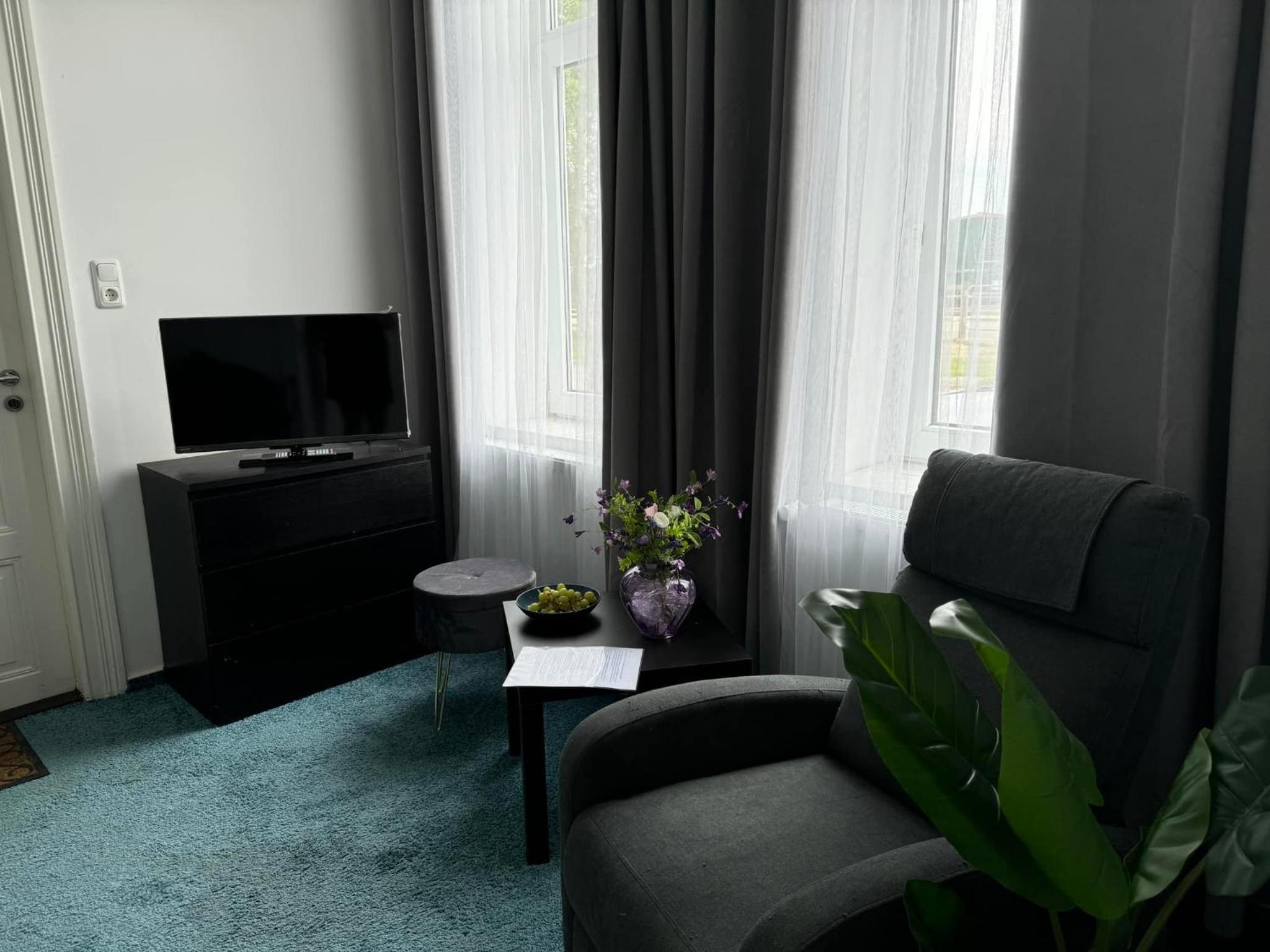 One-Bedroom Apartment photo 1