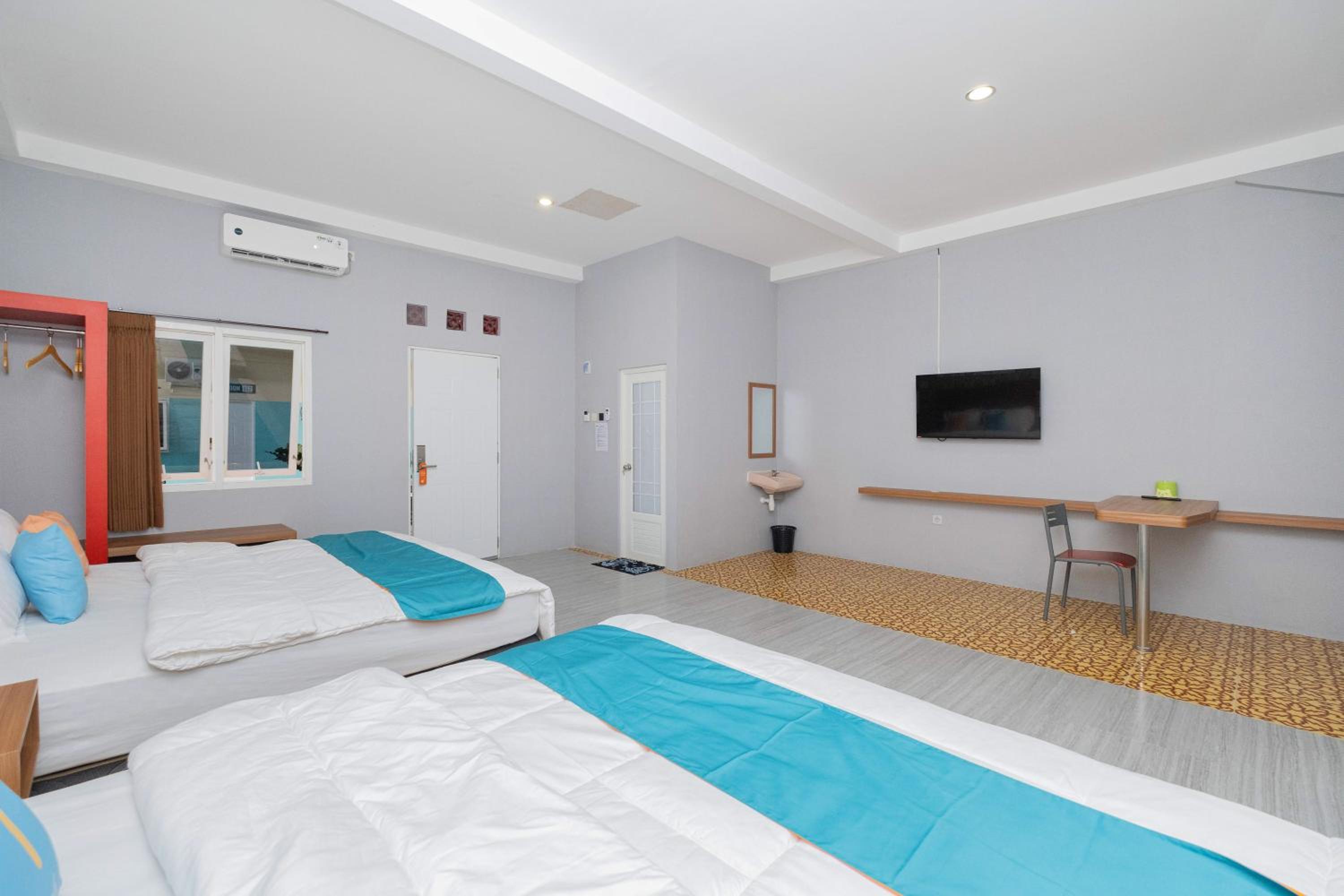 Family Room - Photo 4
