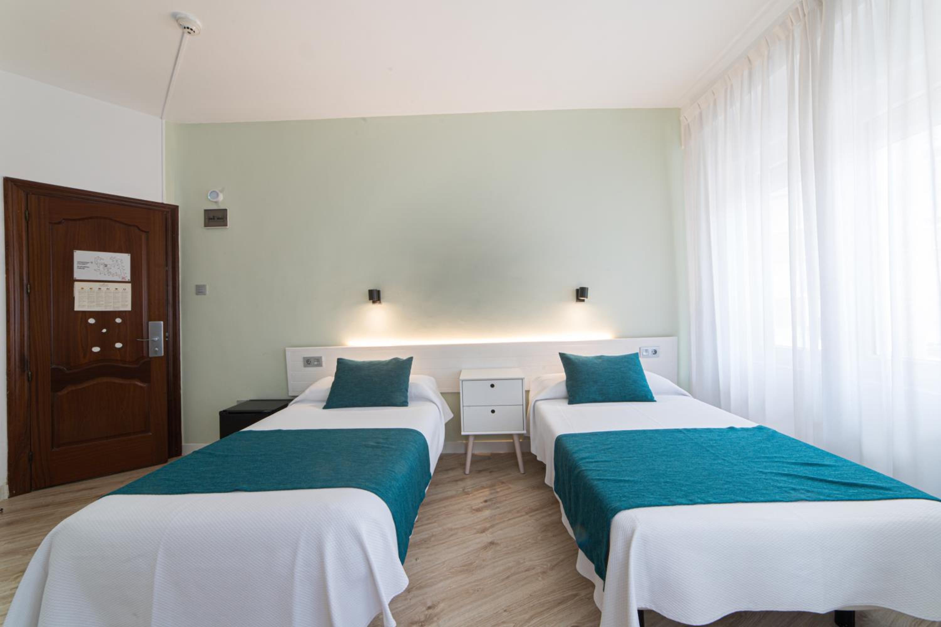 Double or Twin Room - Photo 13