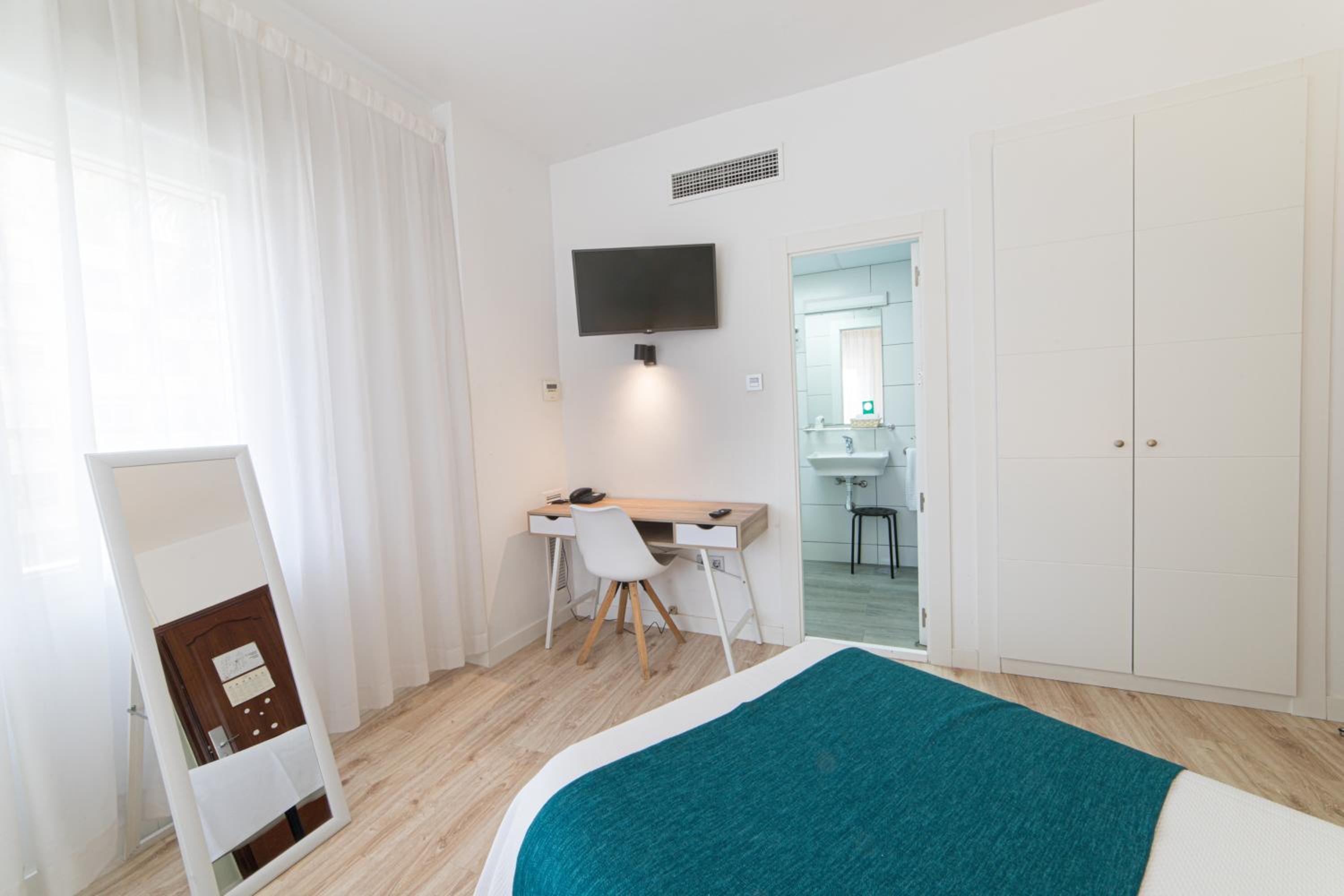 Double or Twin Room - Photo 3