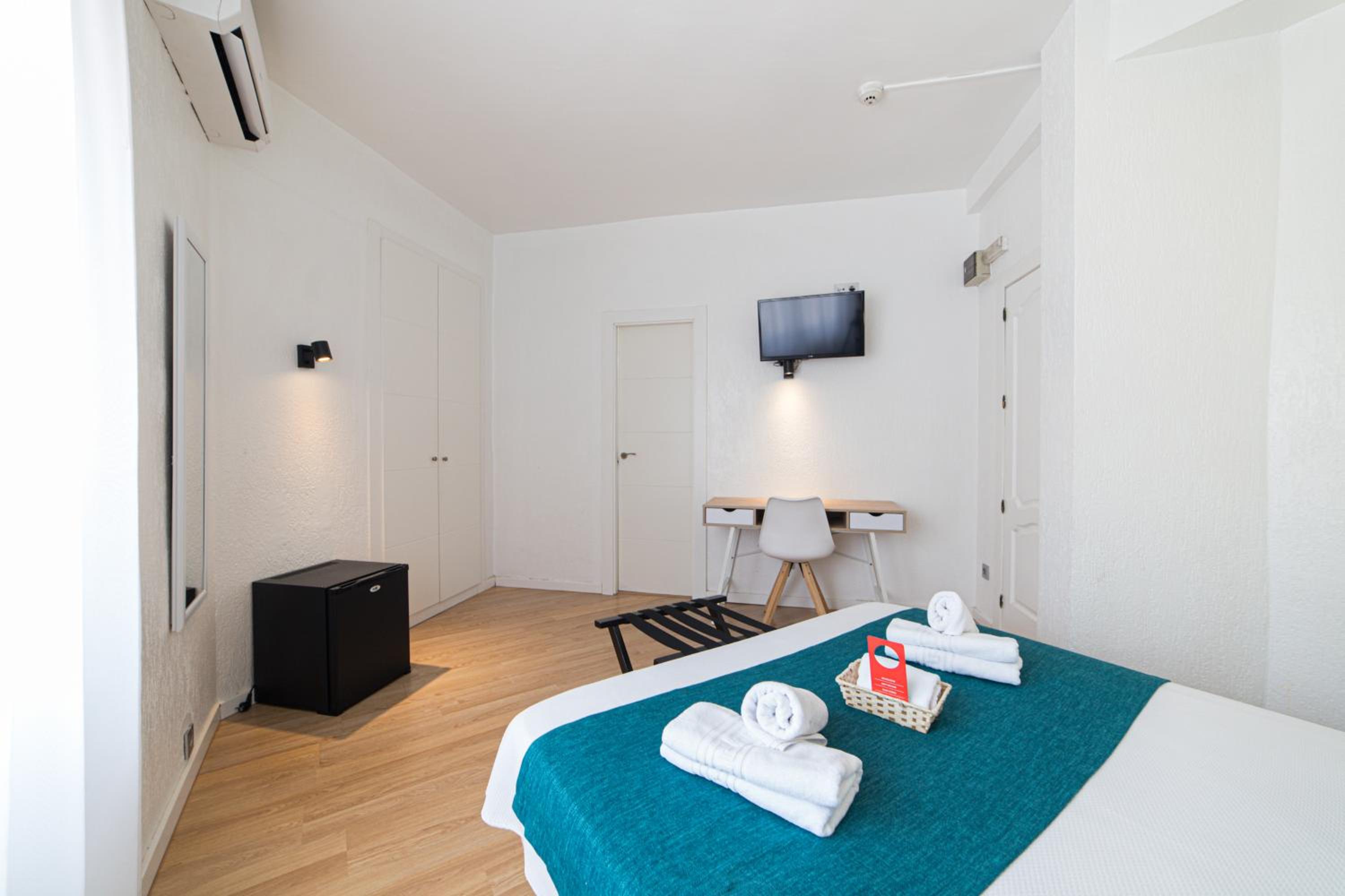 Double or Twin Room - Photo 4