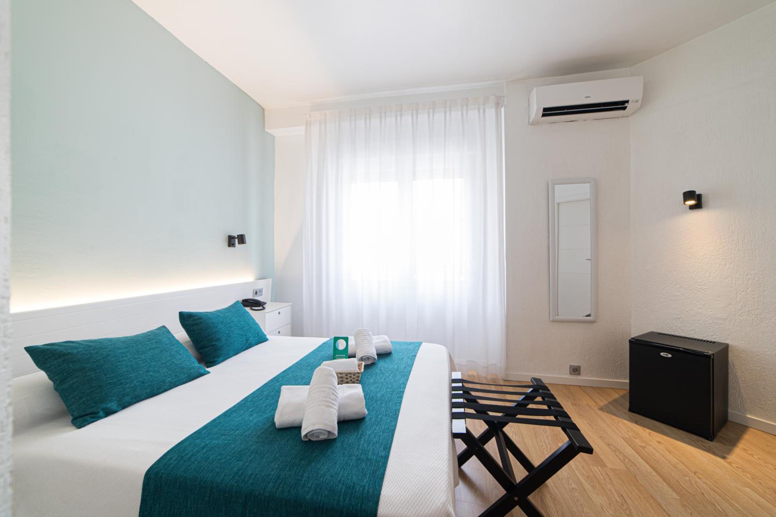 Double or Twin Room - Photo 5