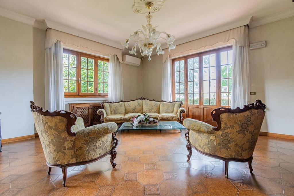 Villa photo 1