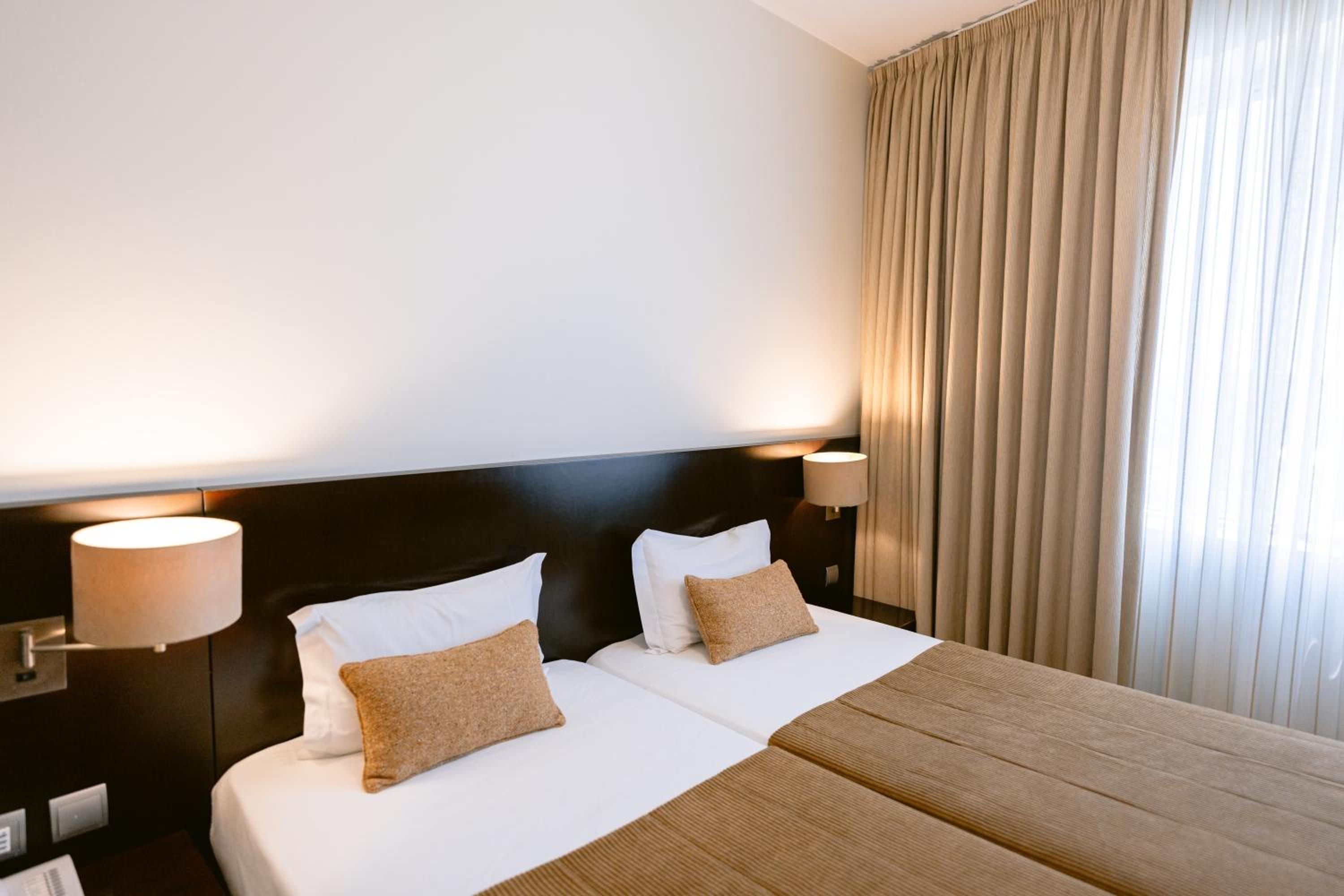 Standard Twin Room - Photo 3