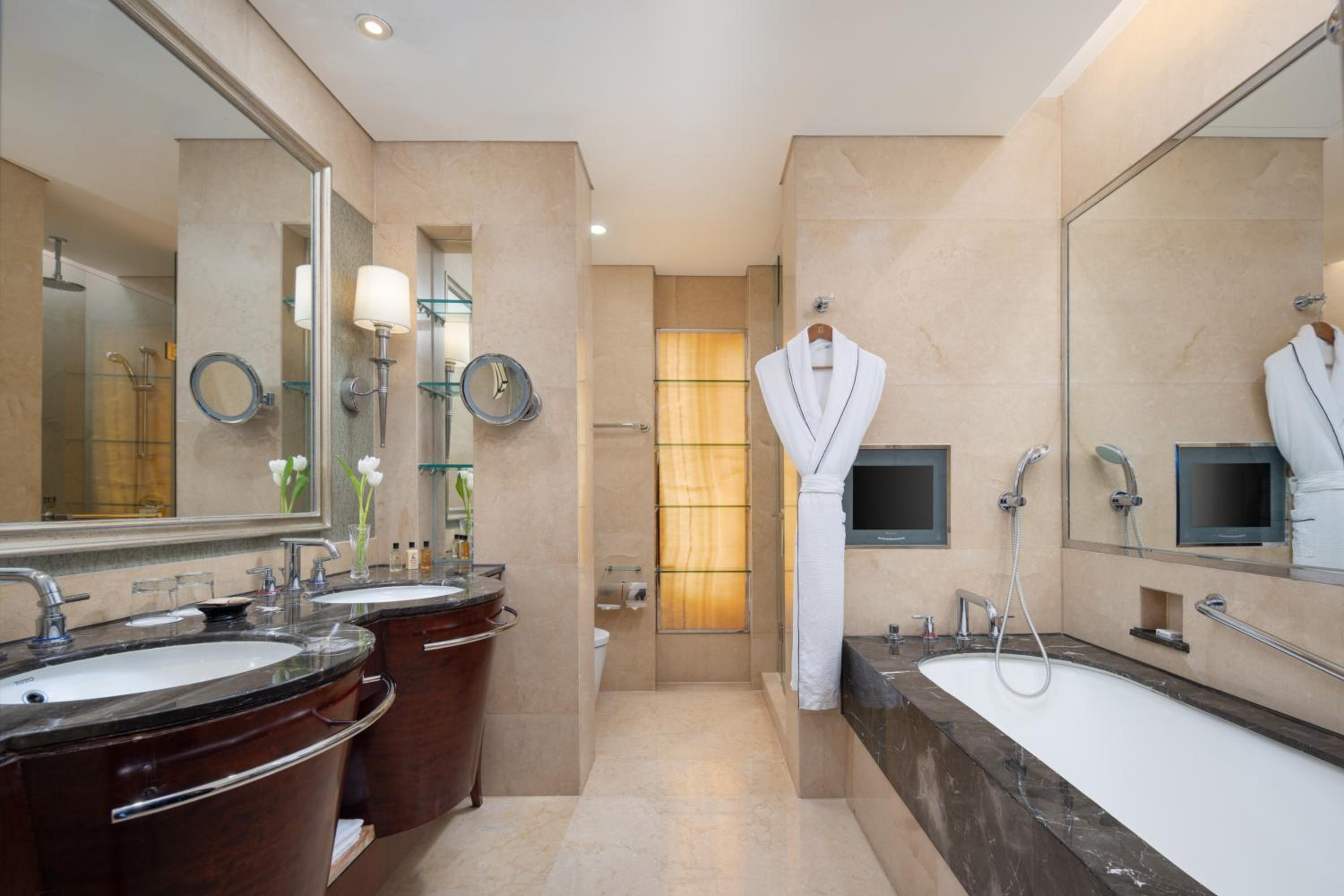 Executive Suite - Photo 3
