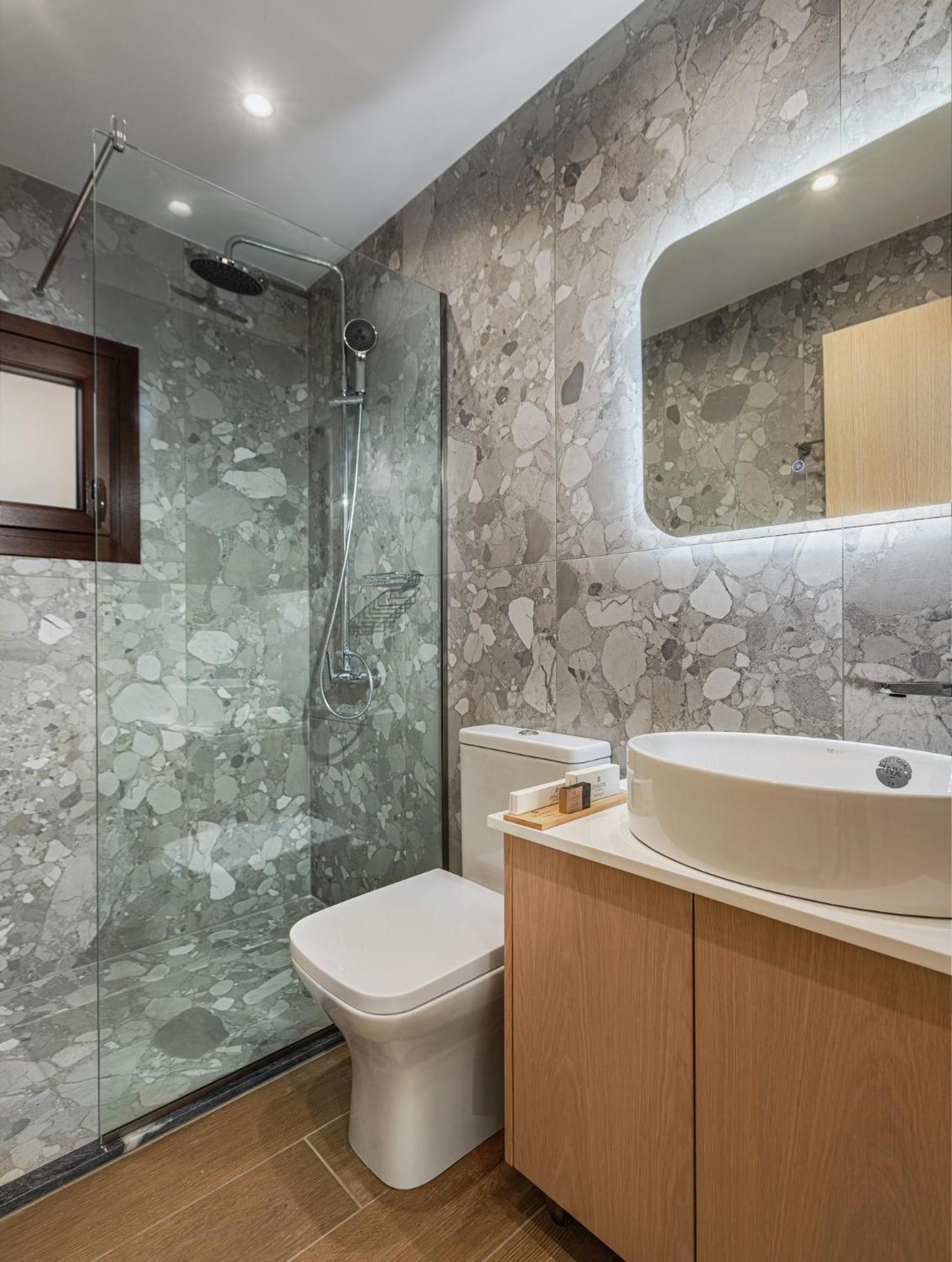 Deluxe Three-Bedroom House With Sea View photo 3