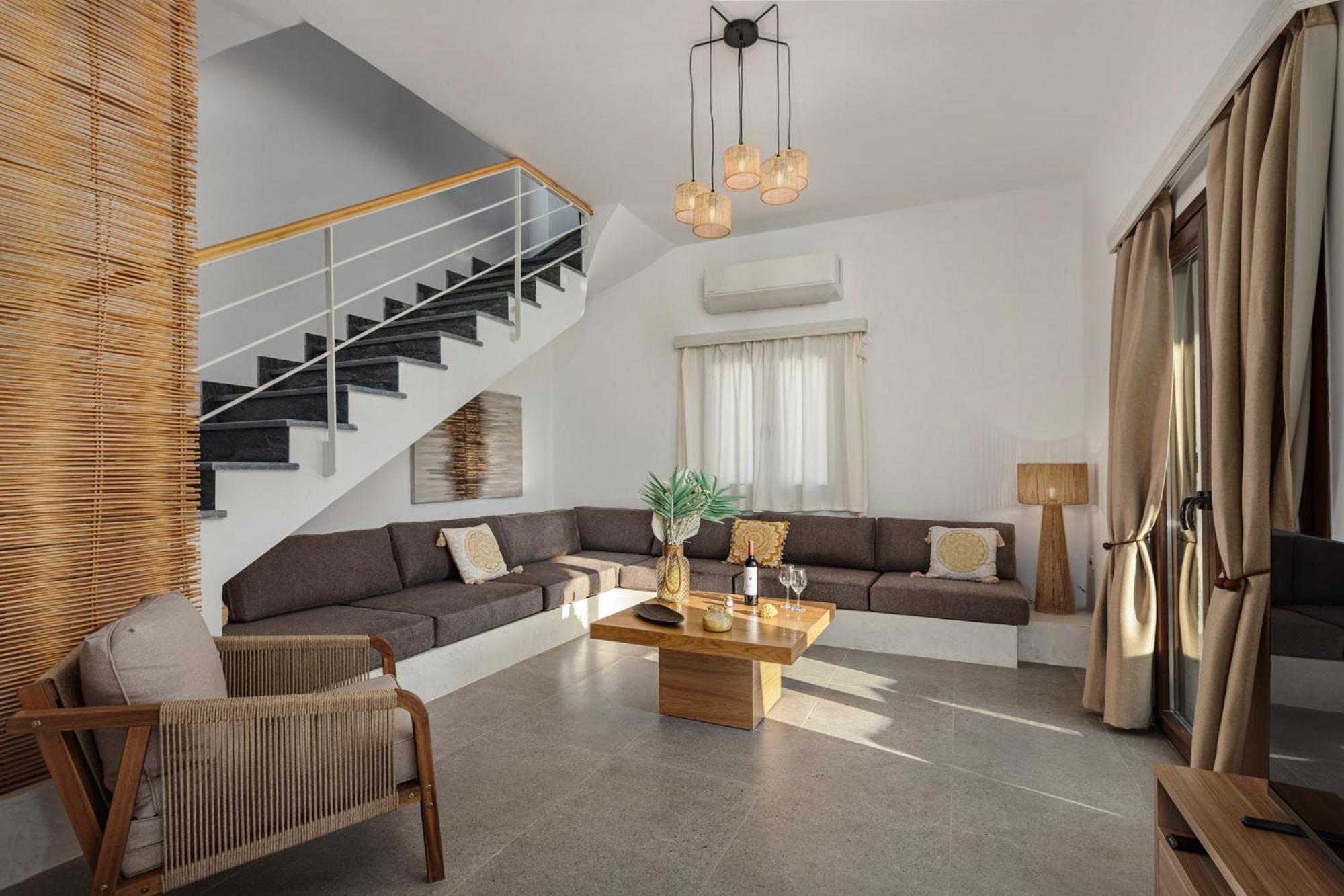 Deluxe Three-Bedroom House With Sea View photo 2