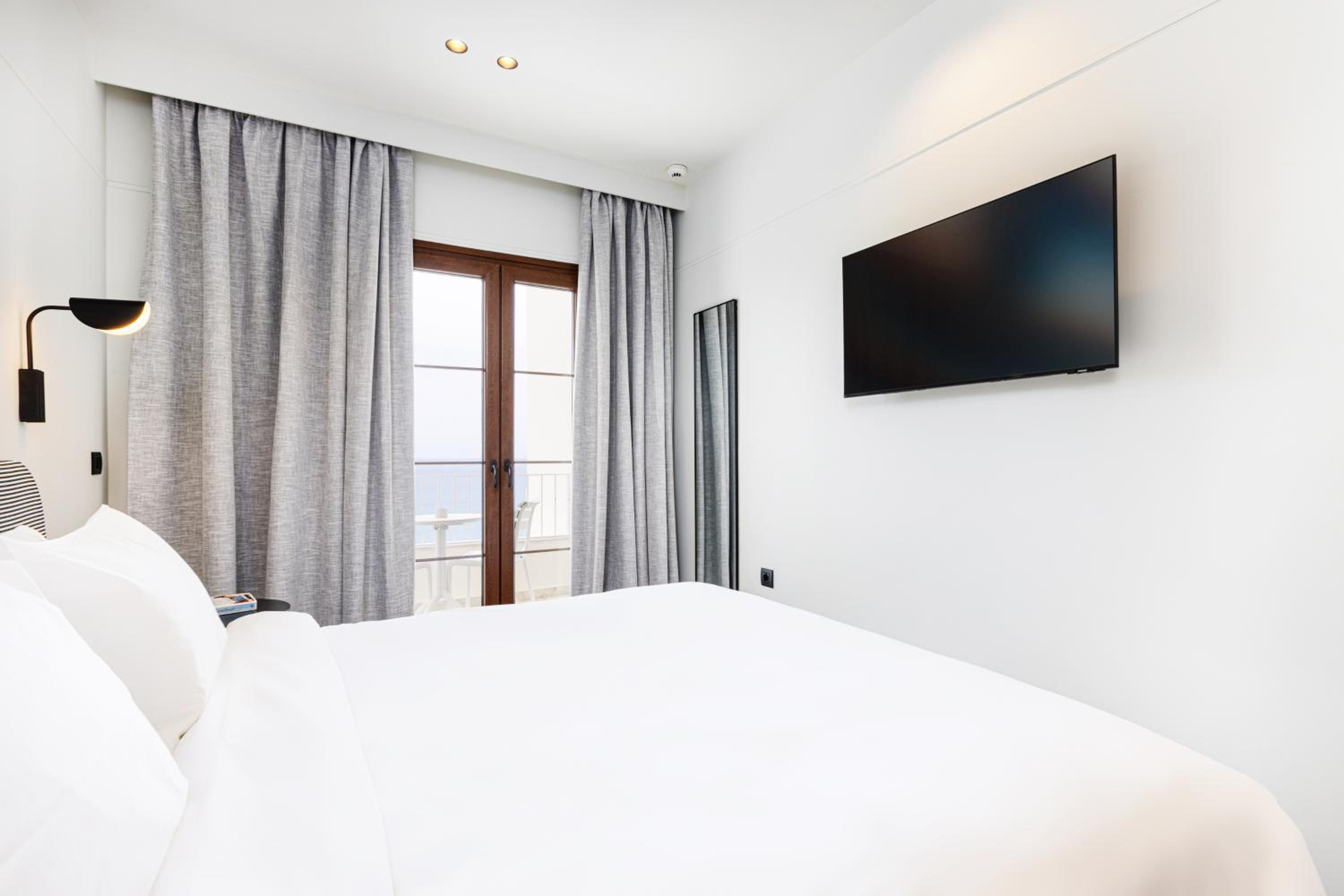 Deluxe Double Room with Sea View - Photo 3